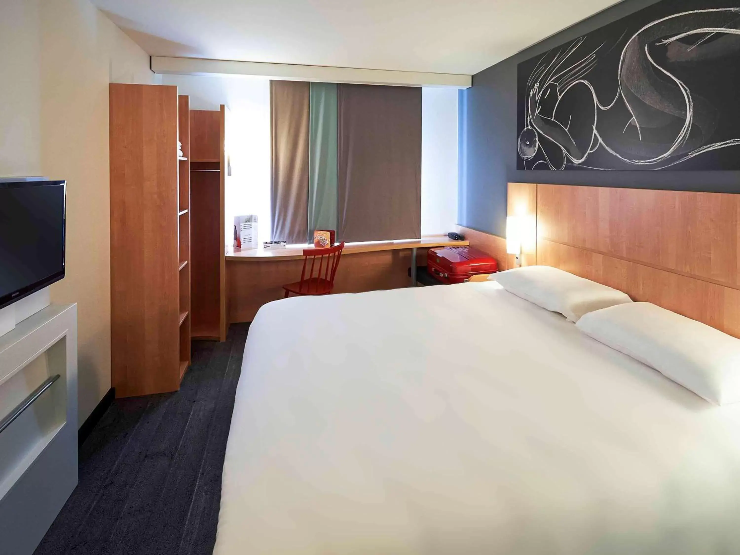 Photo of the whole room, Bed in ibis Les Herbiers