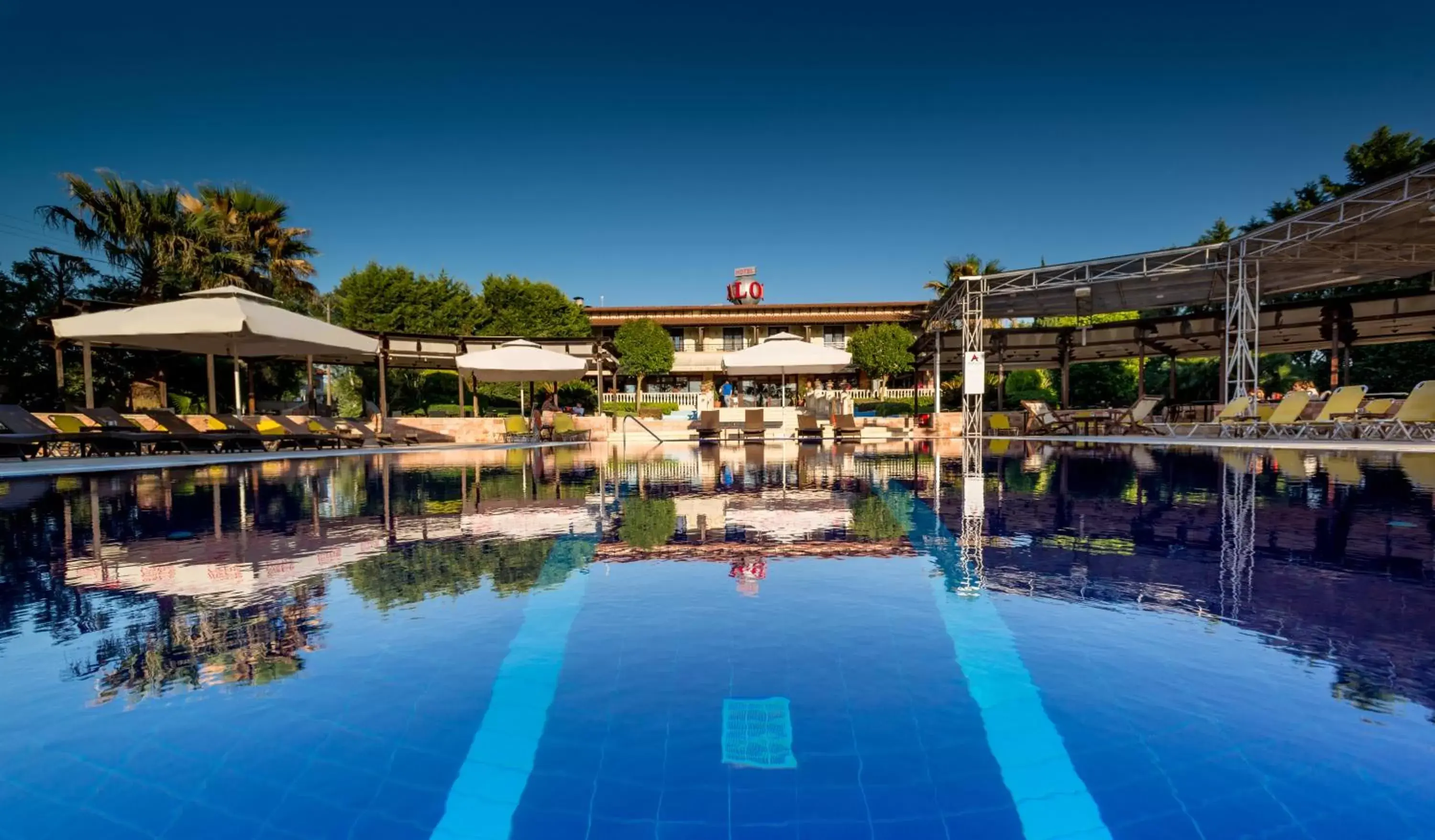 Swimming Pool in Avalon Airport Hotel Thessaloniki