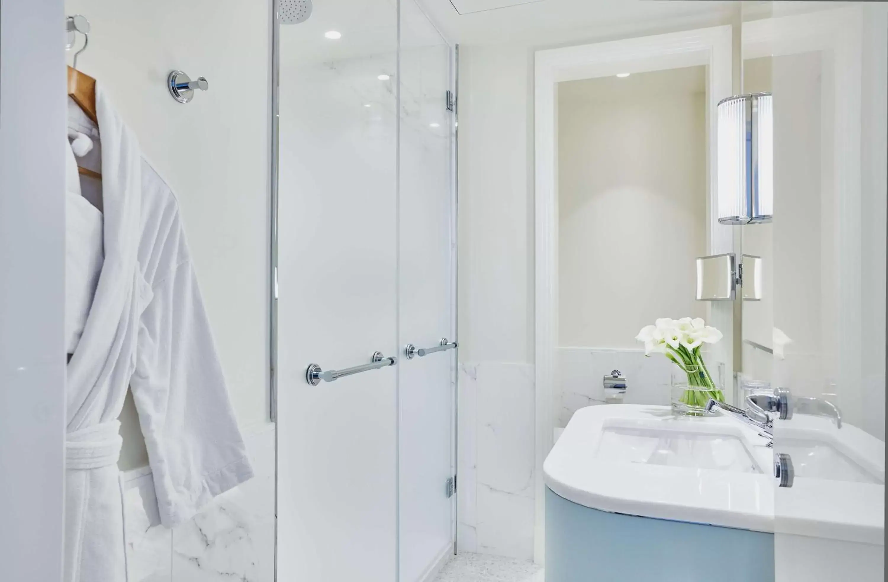 Bathroom in Hôtel Martinez, in The Unbound Collection by Hyatt