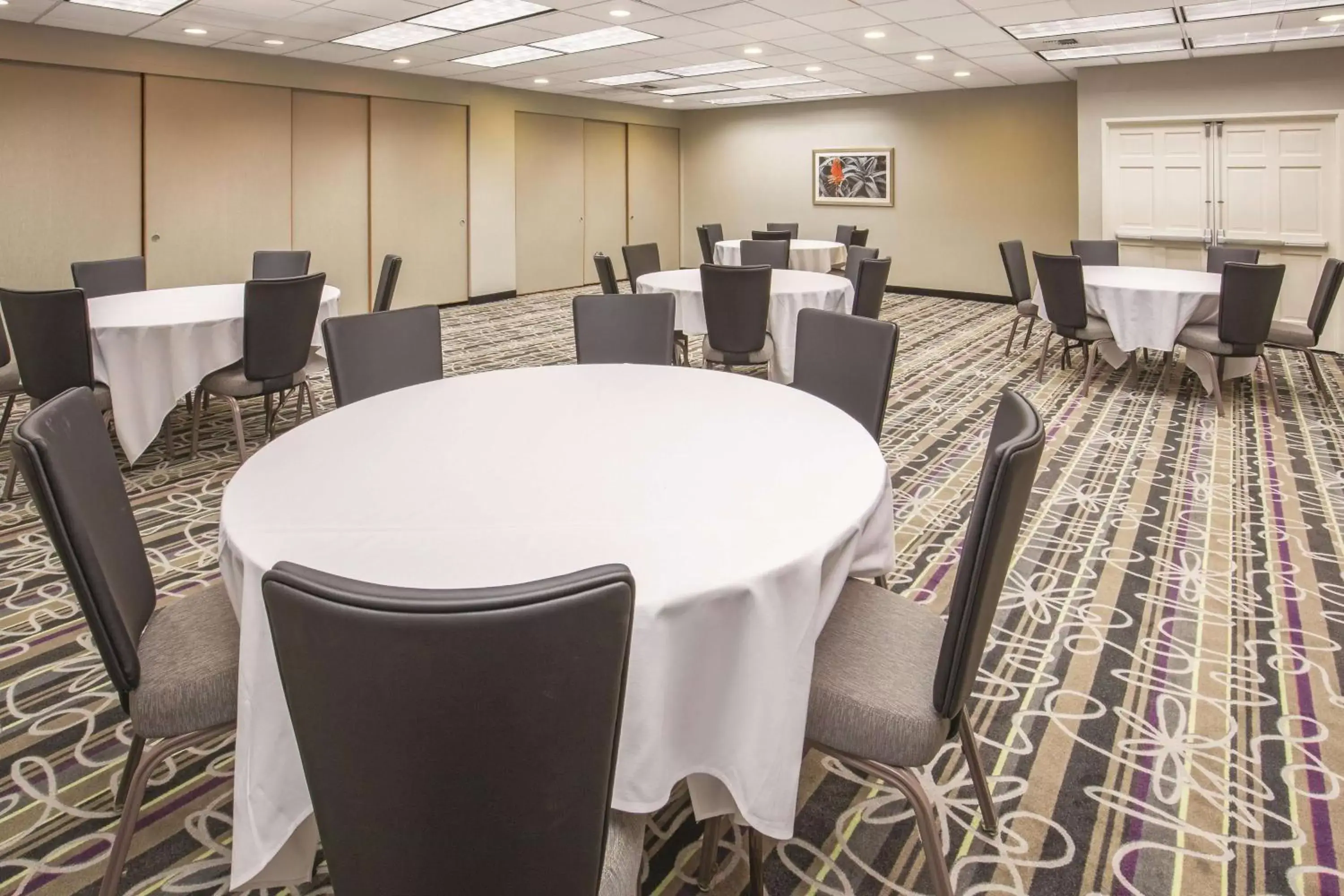 Meeting/conference room, Restaurant/Places to Eat in Howard Johnson by Wyndham Sacramento Downtown
