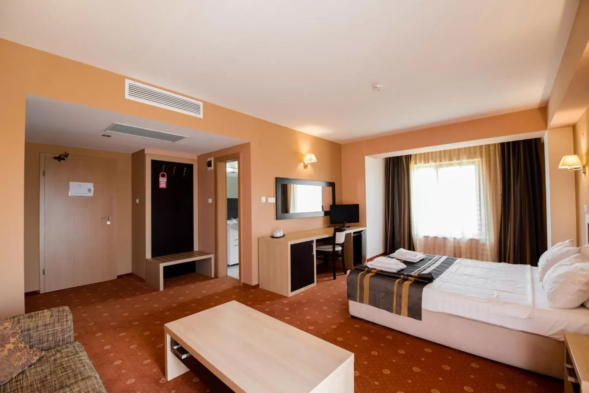 Bed in Hotel Oxford Inns&Suites