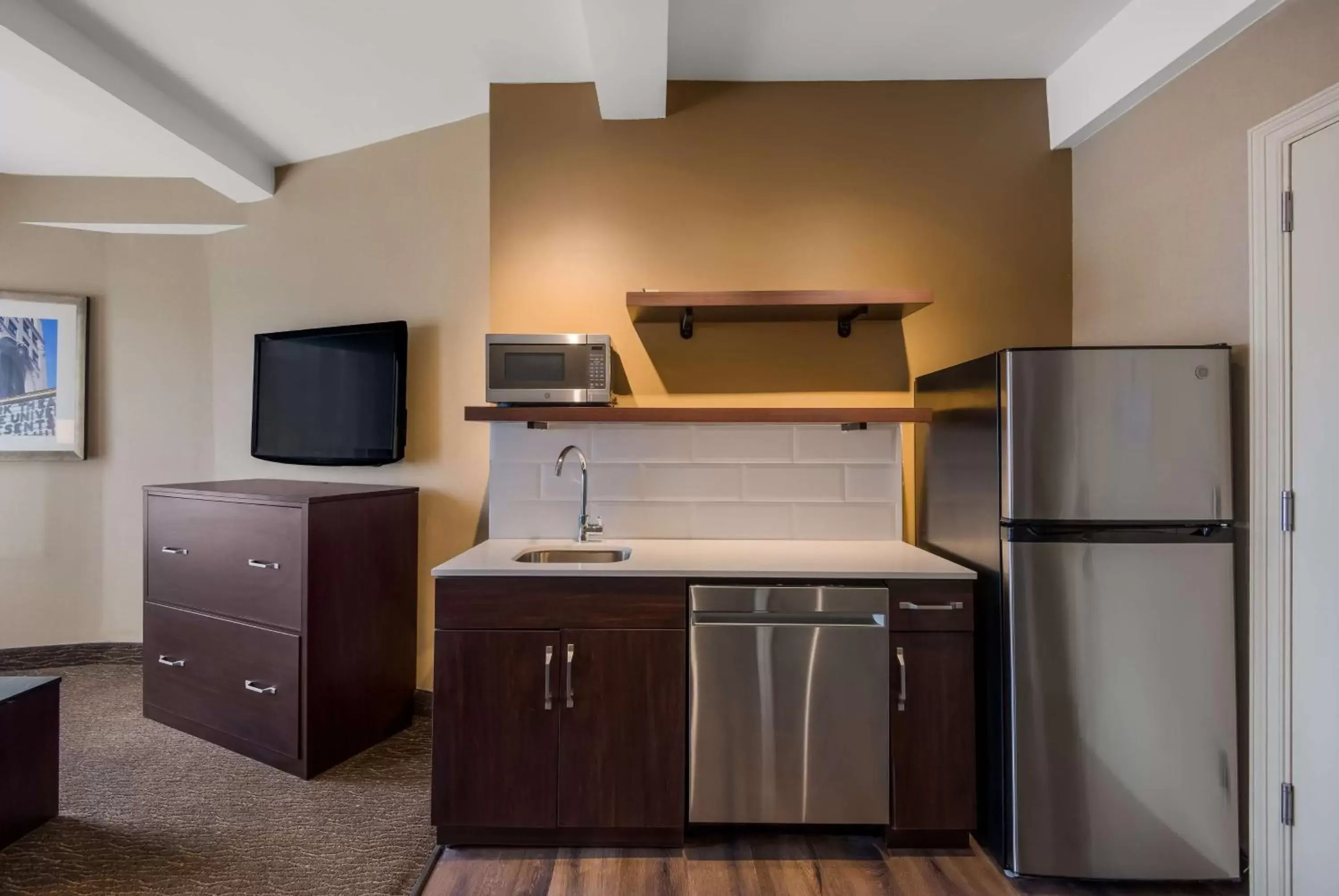 Photo of the whole room, Kitchen/Kitchenette in Best Western Syracuse Downtown Hotel and Suites
