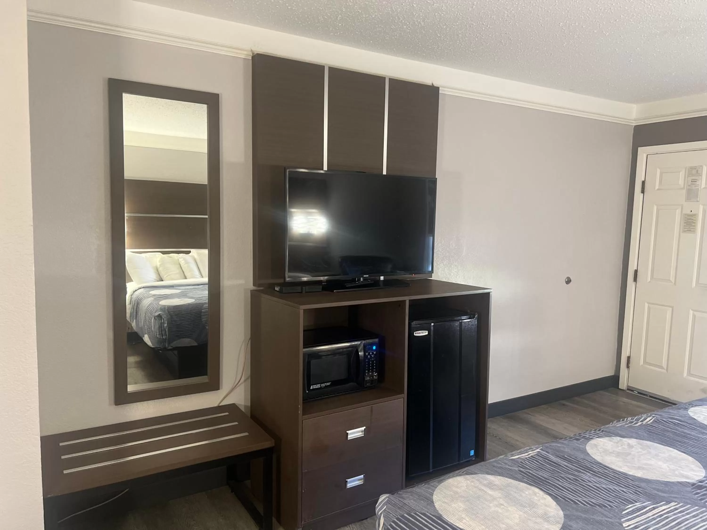 TV and multimedia, Bed in La Quinta Inn By Wyndham IH-10 West San Antonio TX