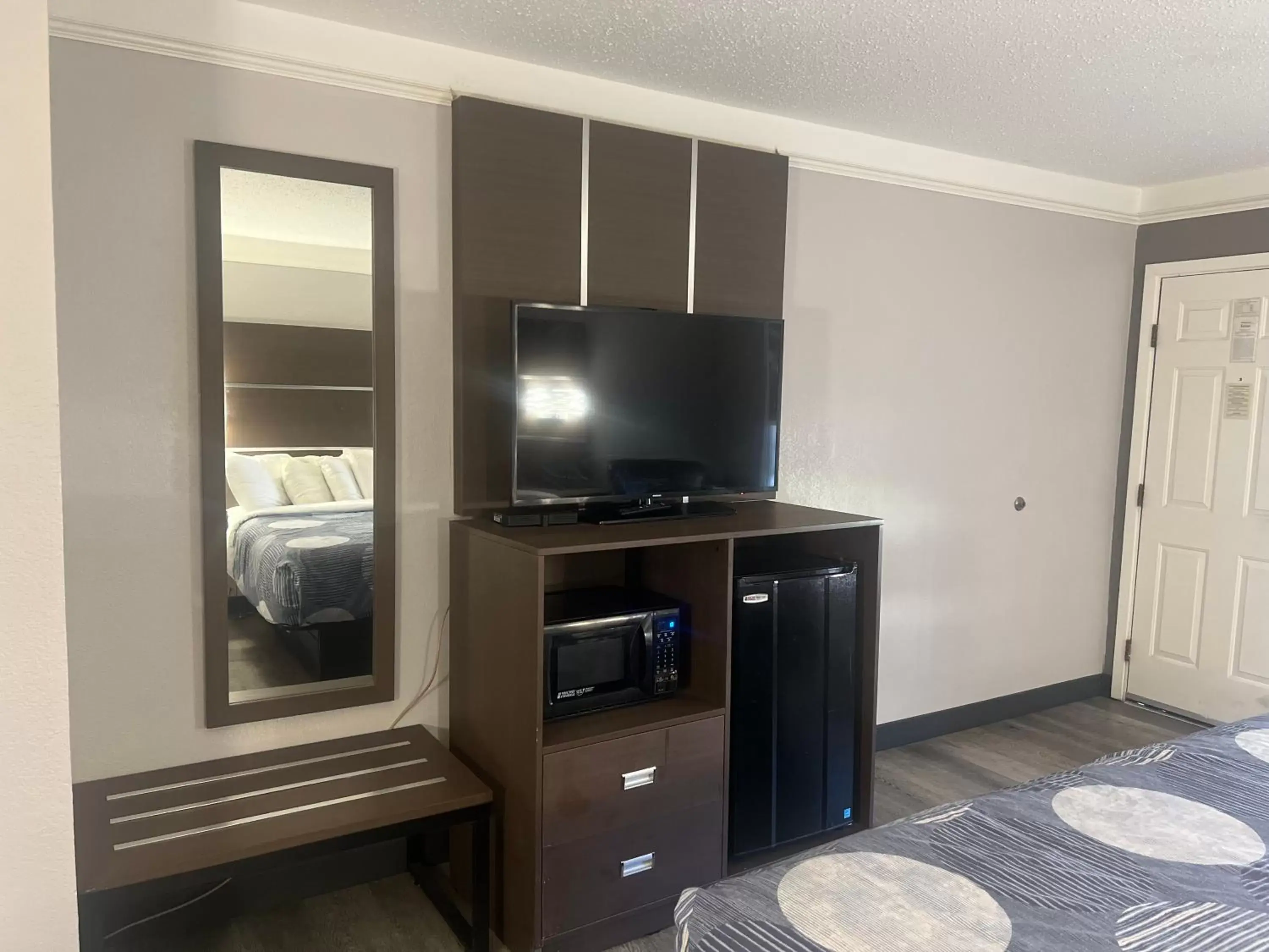 TV and multimedia, TV/Entertainment Center in La Quinta Inn by Wyndham San Antonio Vance Jackson