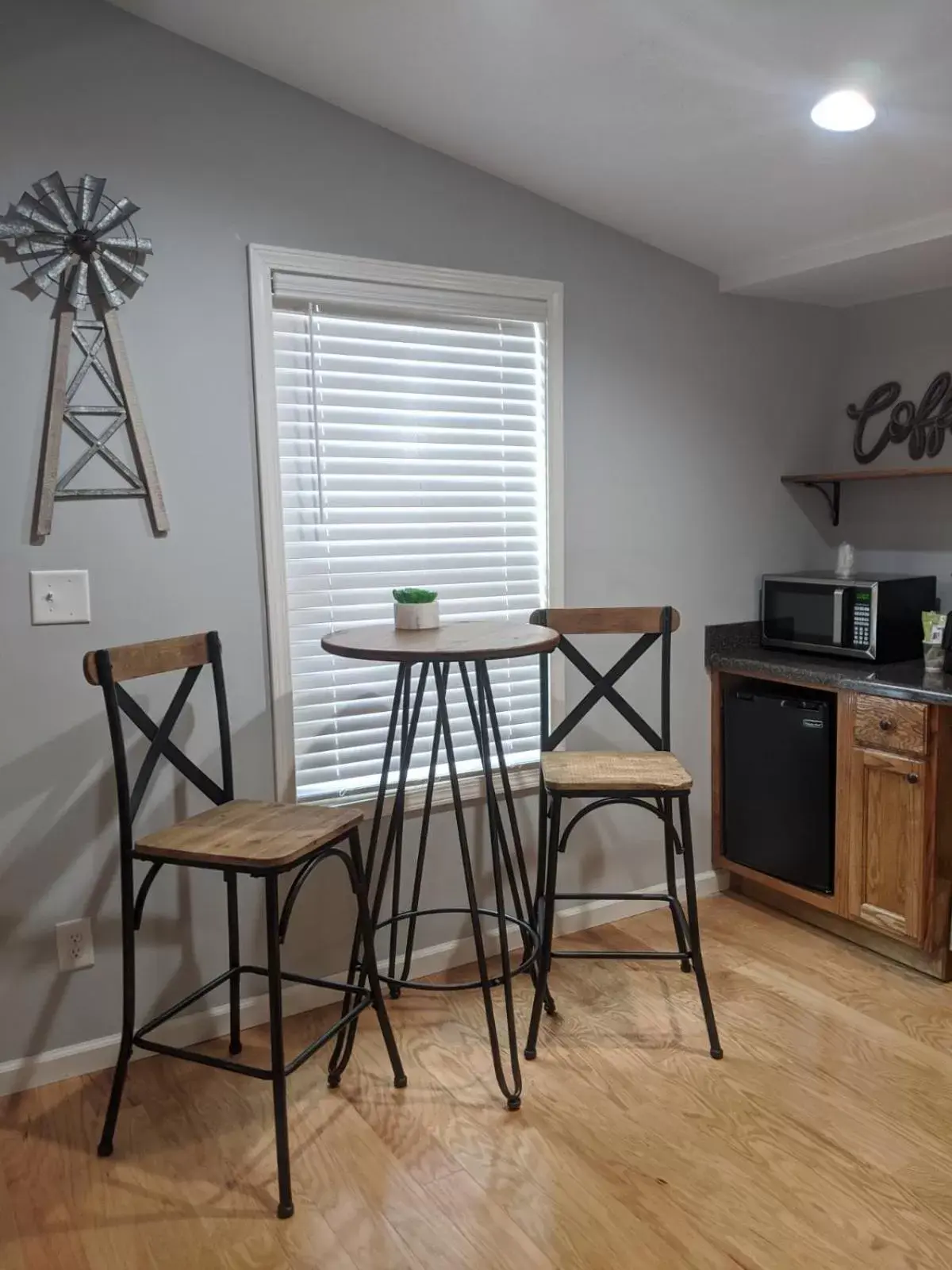 Kitchen or kitchenette, Dining Area in Heidi Motel - Helen