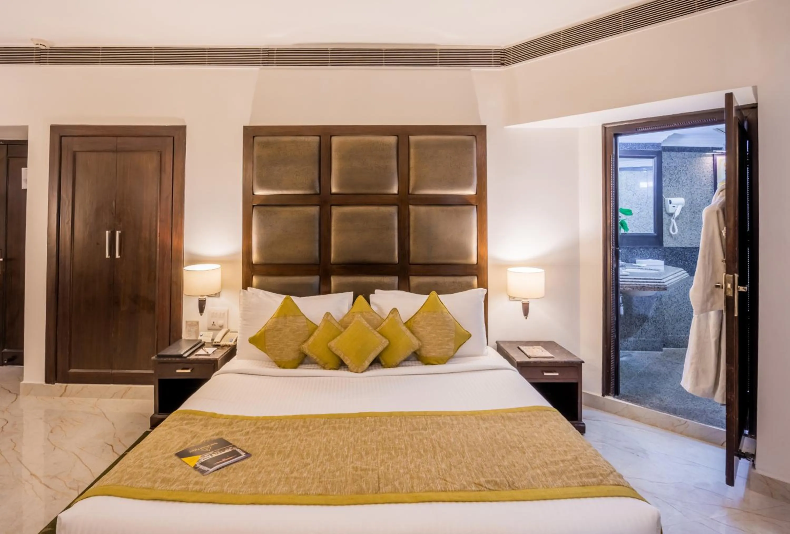 Bedroom, Bed in Hotel Shanti Palace Mahipalpur