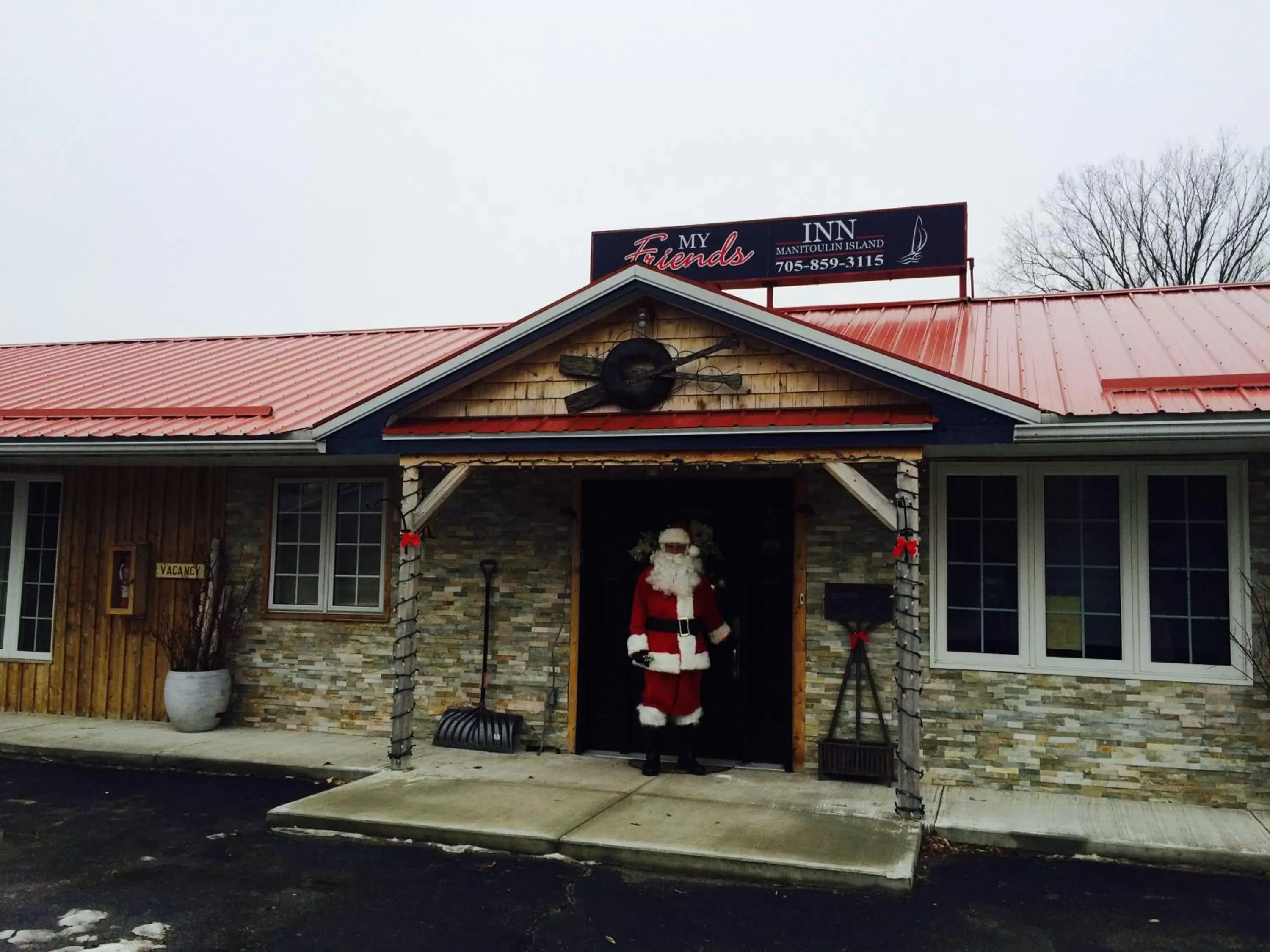 Facade/entrance in My Friends Inn Manitoulin