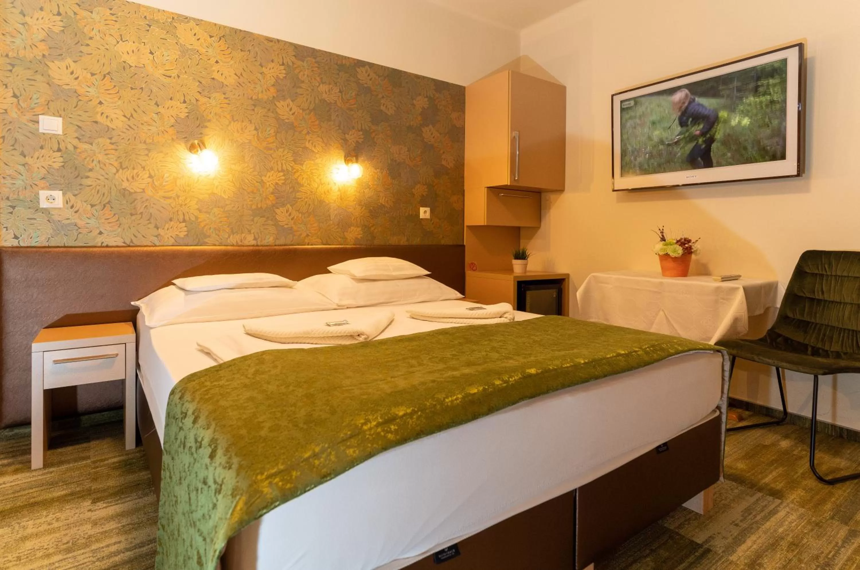 Photo of the whole room, Bed in Teátrum Boutique Hotel