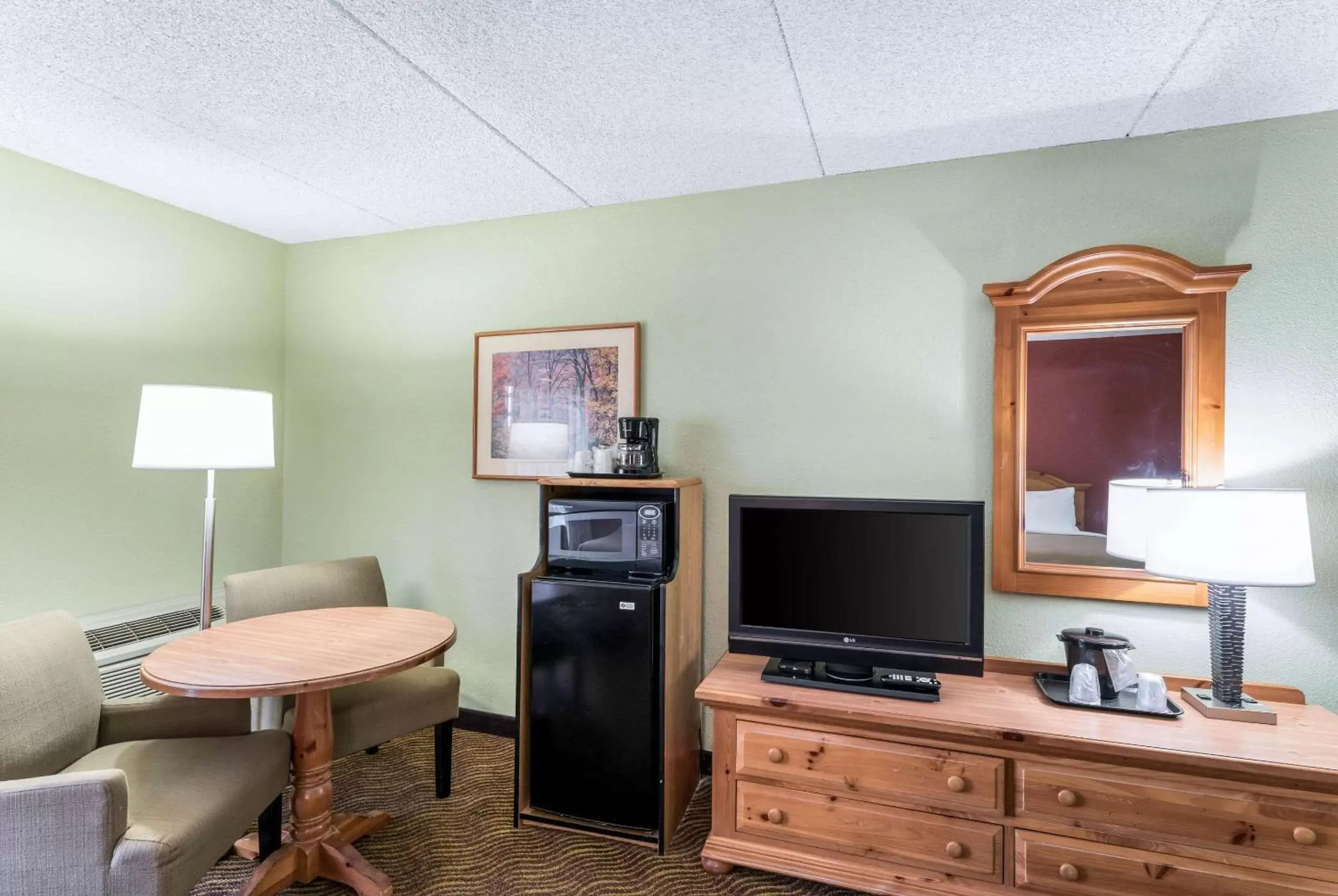 Photo of the whole room, TV/Entertainment Center in Quality Inn Payson