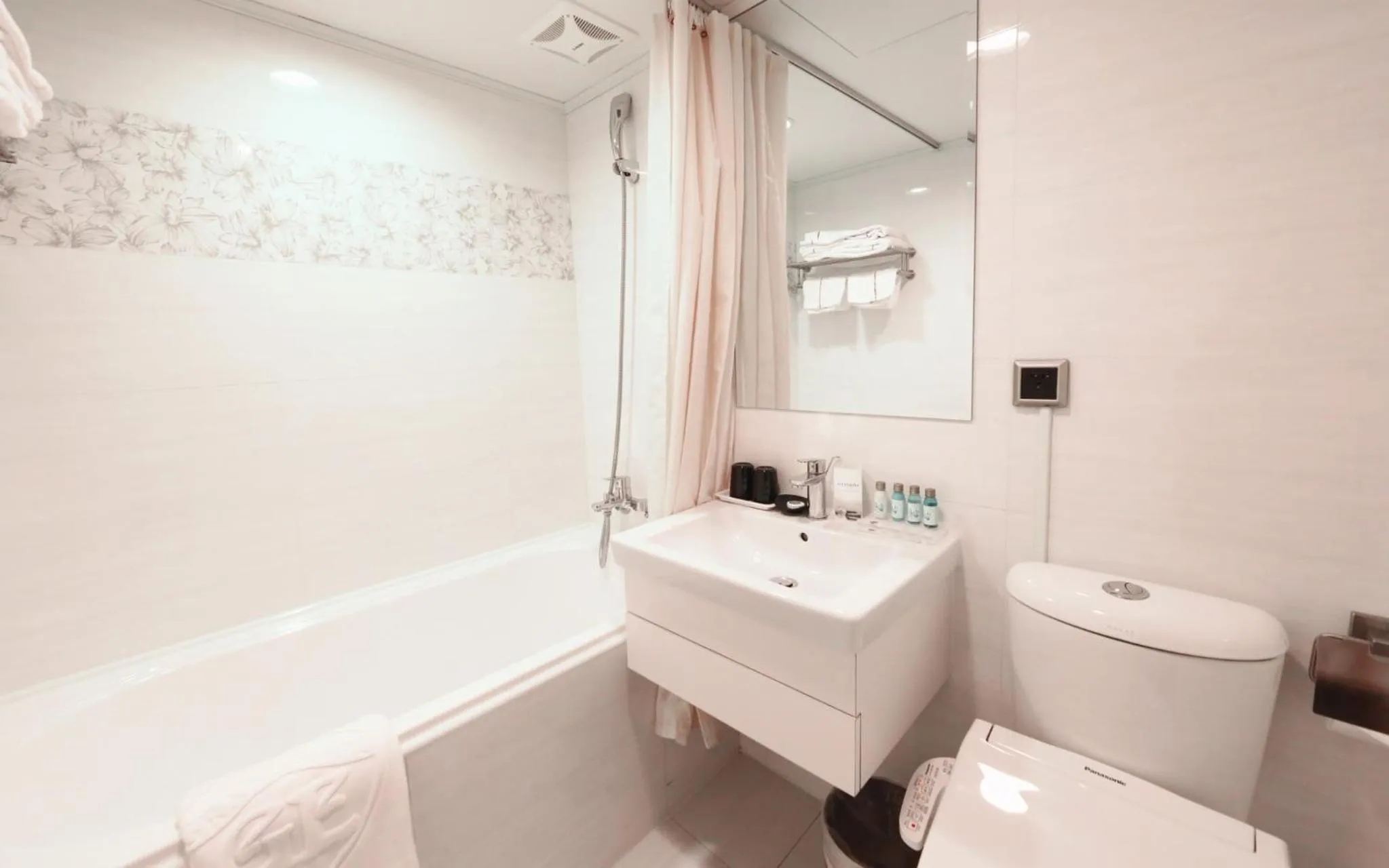 Toilet in Grand Earl Hotel