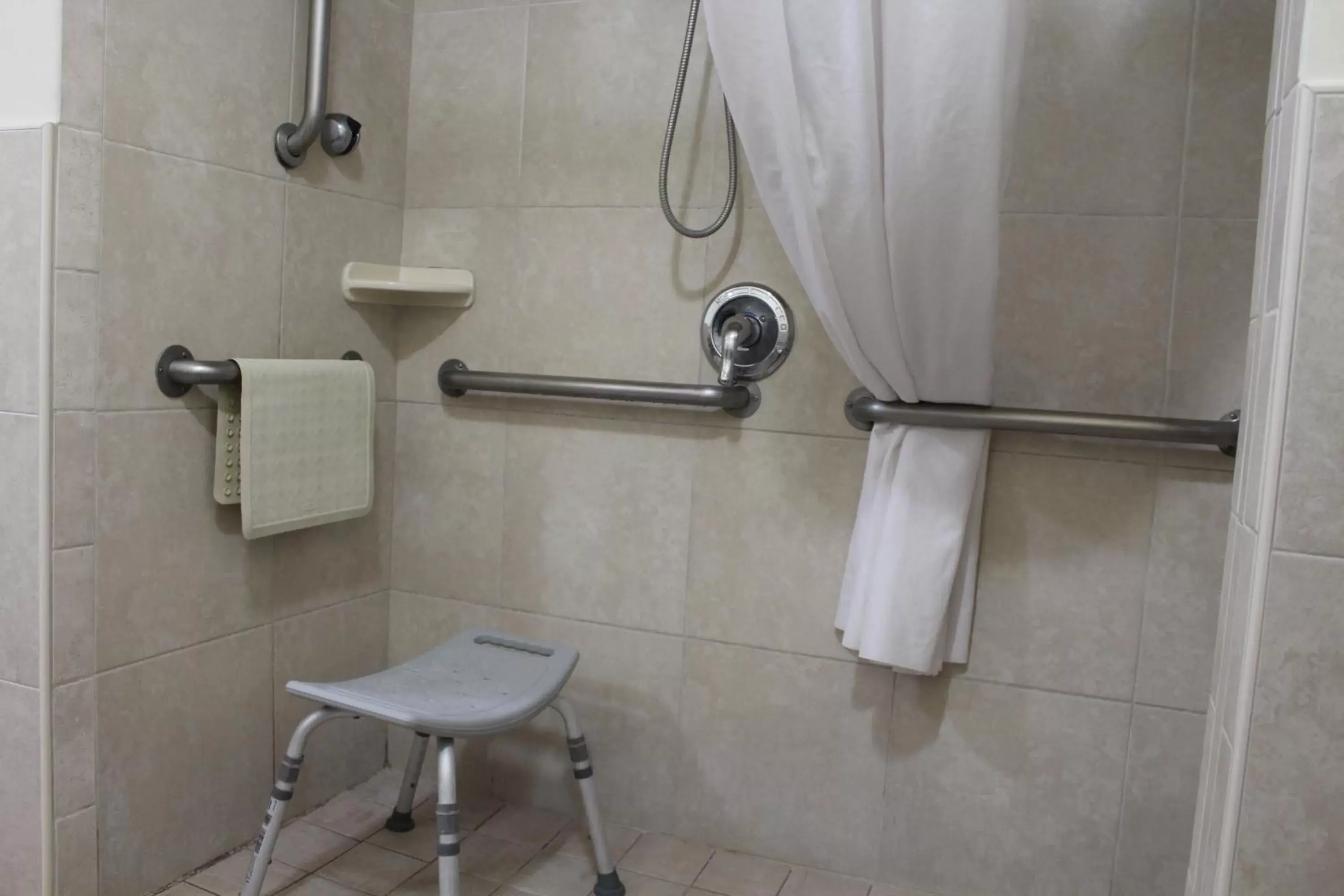 Shower, Bathroom in Travelodge by Wyndham Florida City/Homestead/Everglades