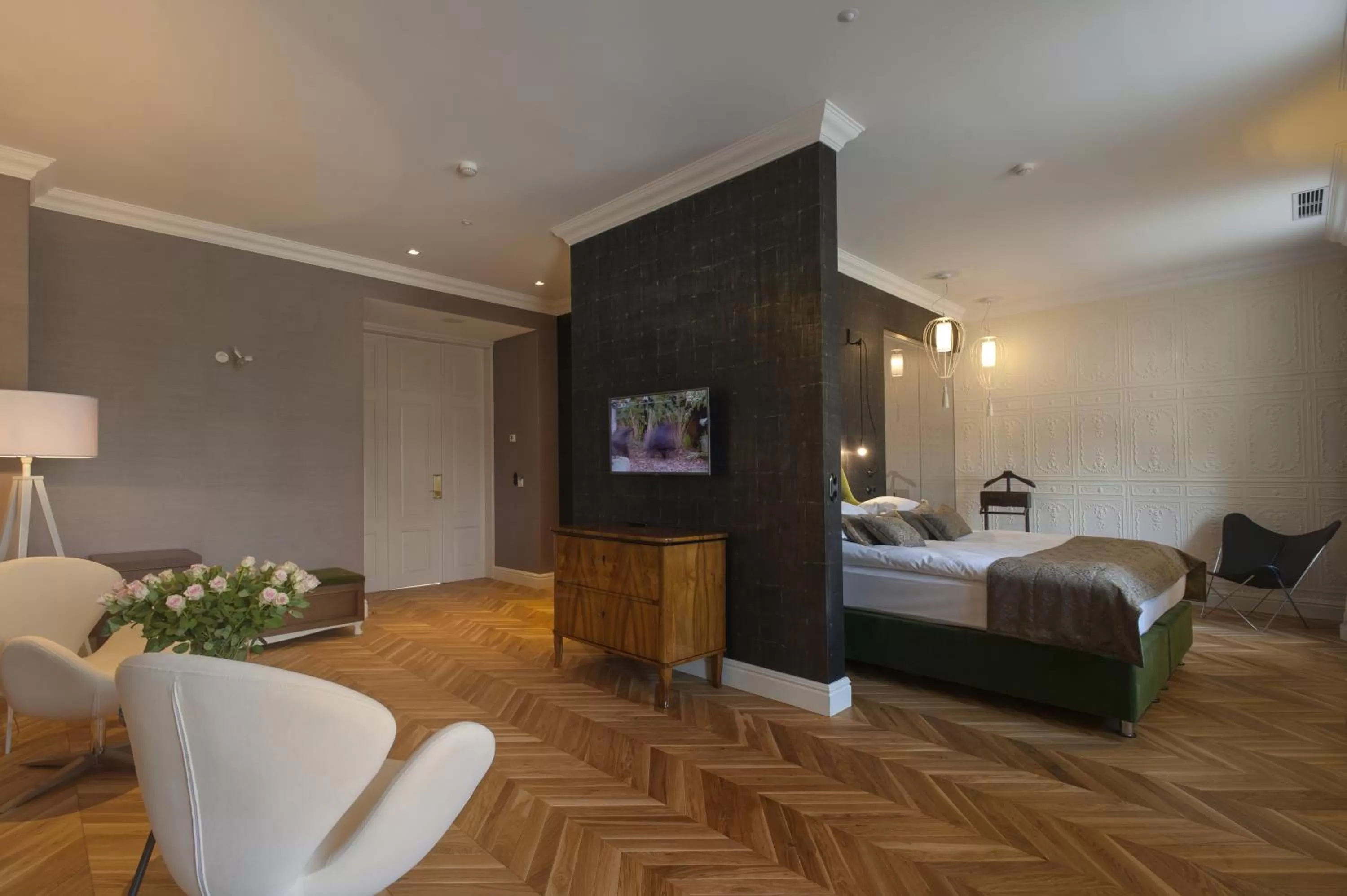 Bedroom, Bed in Relais & Châteaux Hotel Quadrille - Adults Only