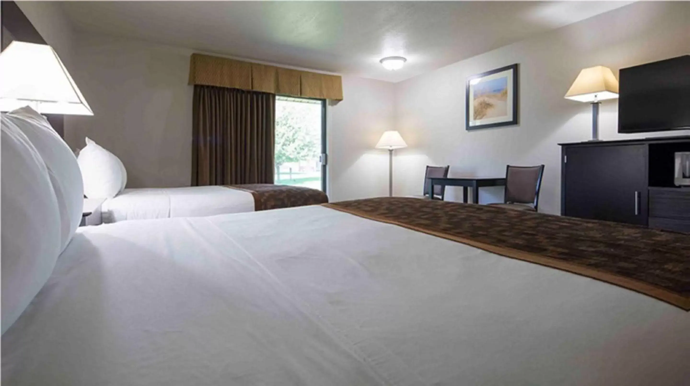 Photo of the whole room, Bed in Best Western Beacon Inn
