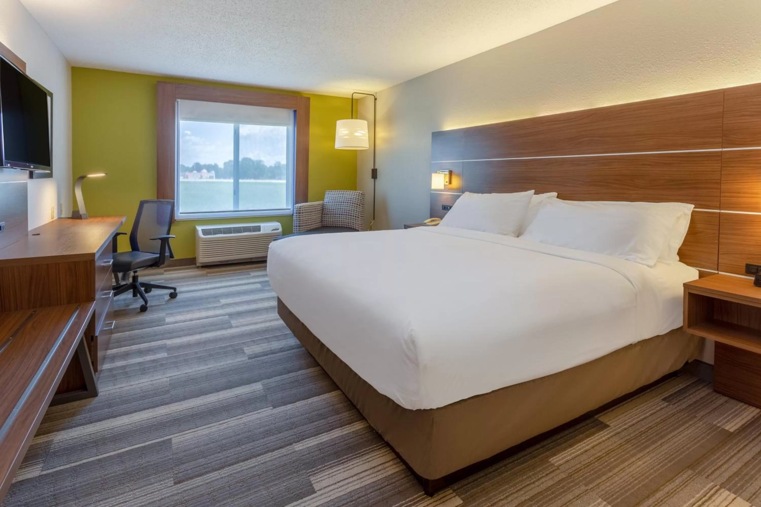 Photo of the whole room, Bed in Holiday Inn Express & Suites Vandalia by IHG