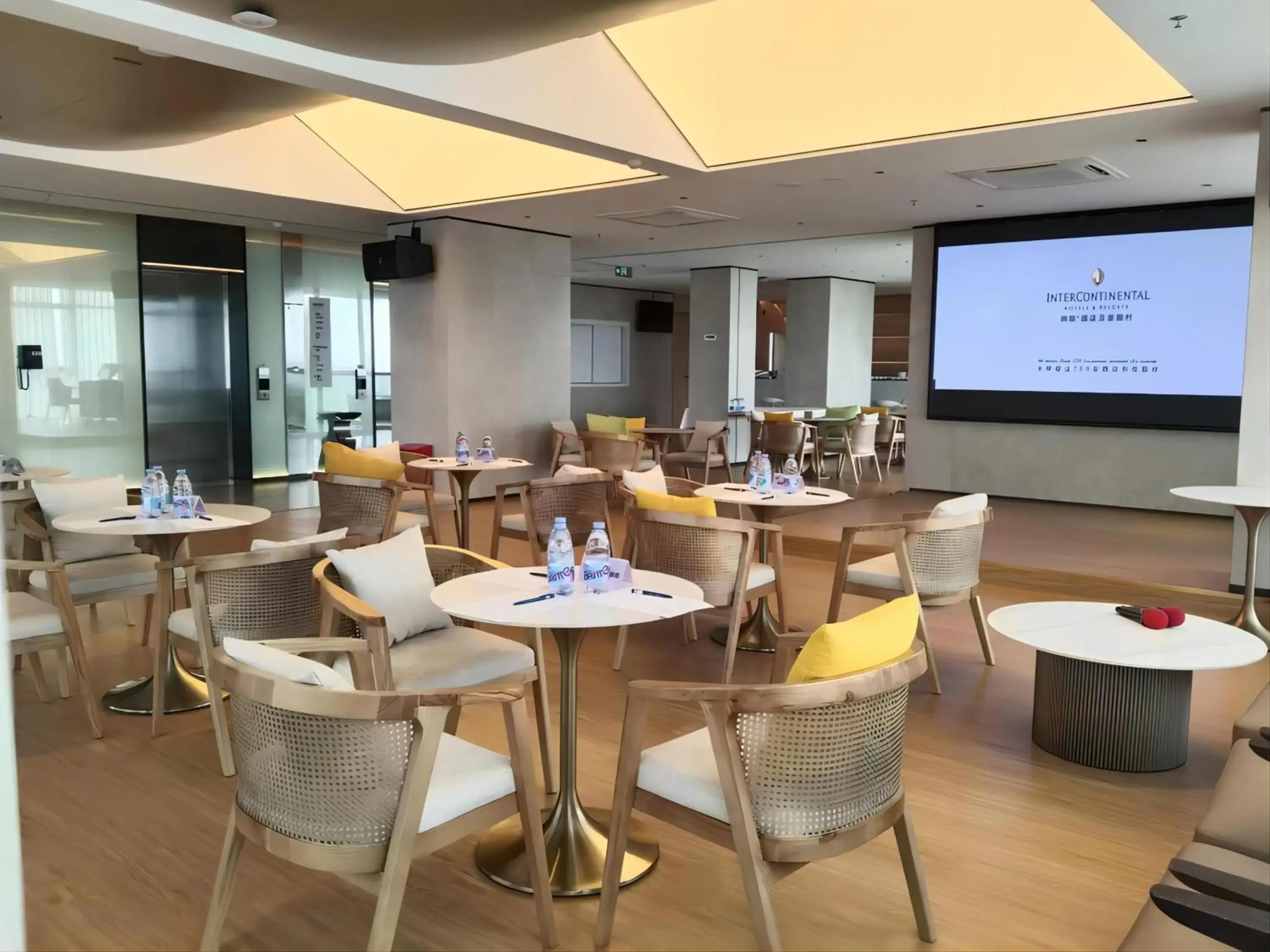 Meeting/conference room, Restaurant/Places to Eat in Holiday Inn Express Jiangmen Yinhu Bay, an IHG Hotel