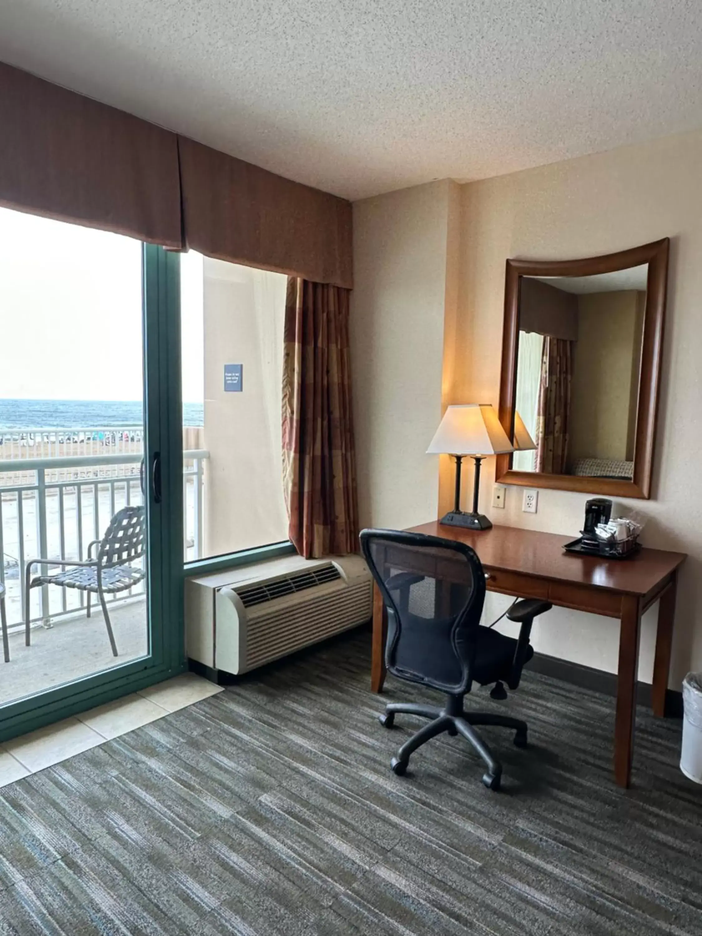 Seating area in Hampton Inn Virginia Beach-Oceanfront South