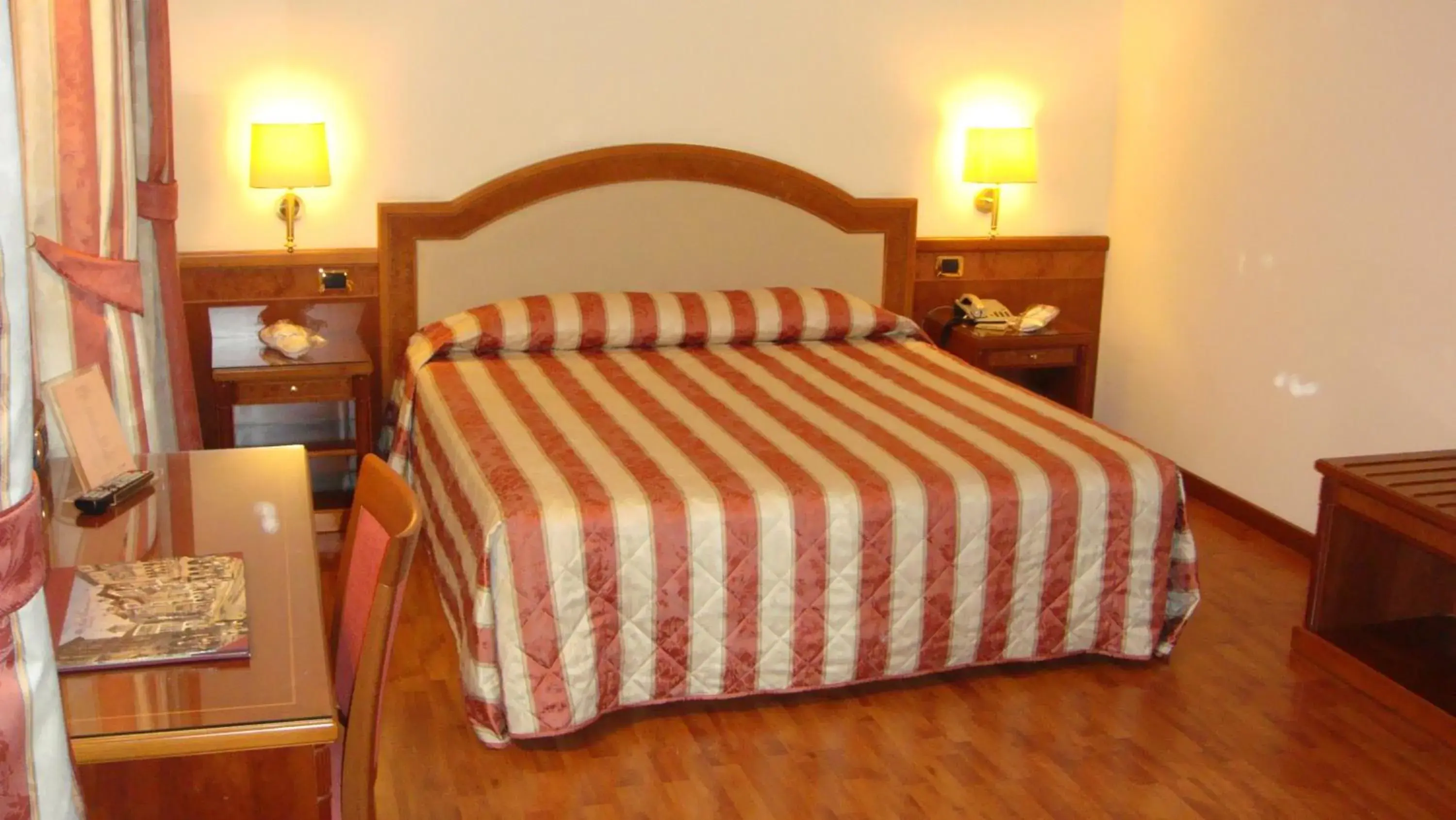 Bed in Albergo Corona