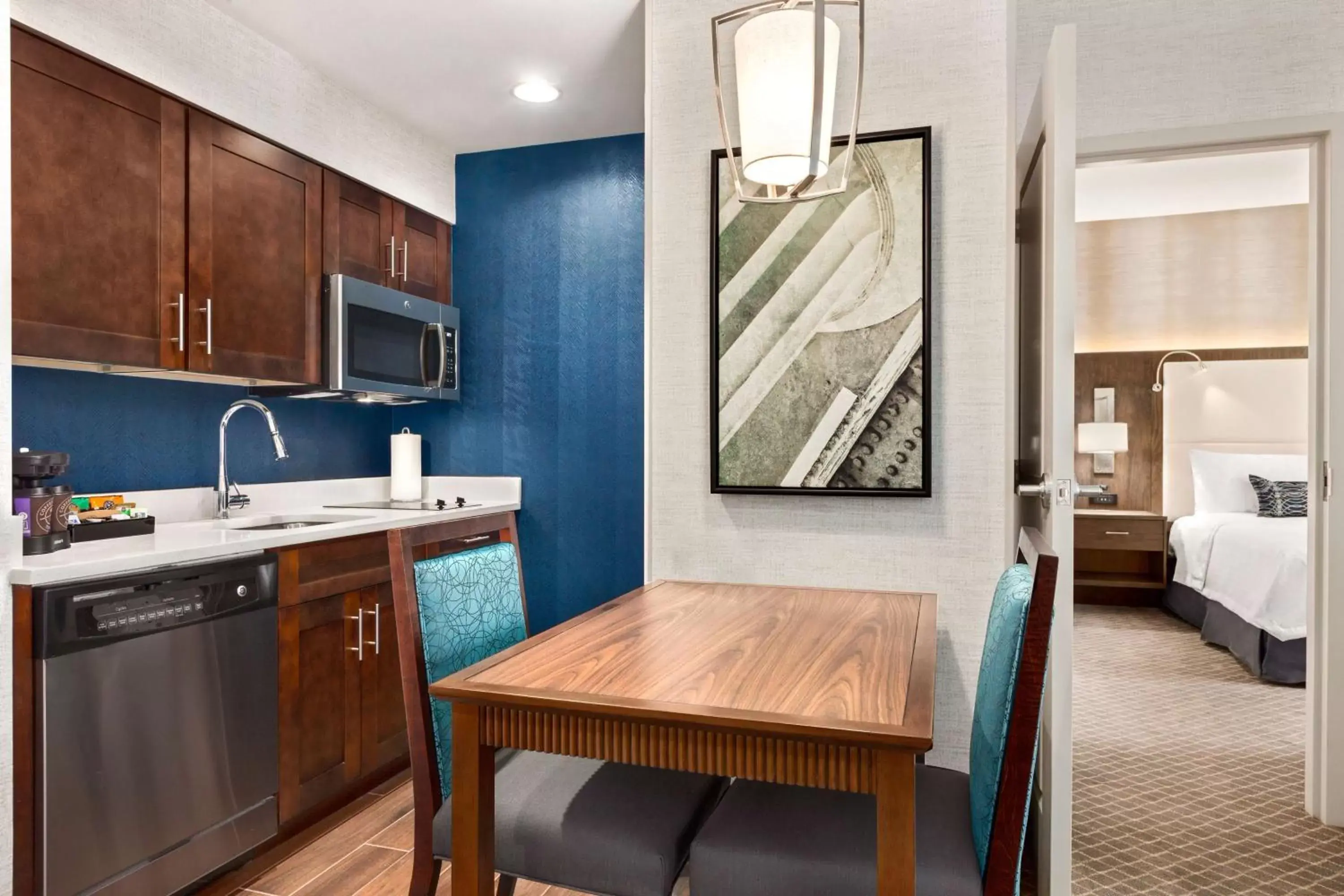 Living room, Kitchen/Kitchenette in Homewood Suites By Hilton Arlington Rosslyn Key Bridge