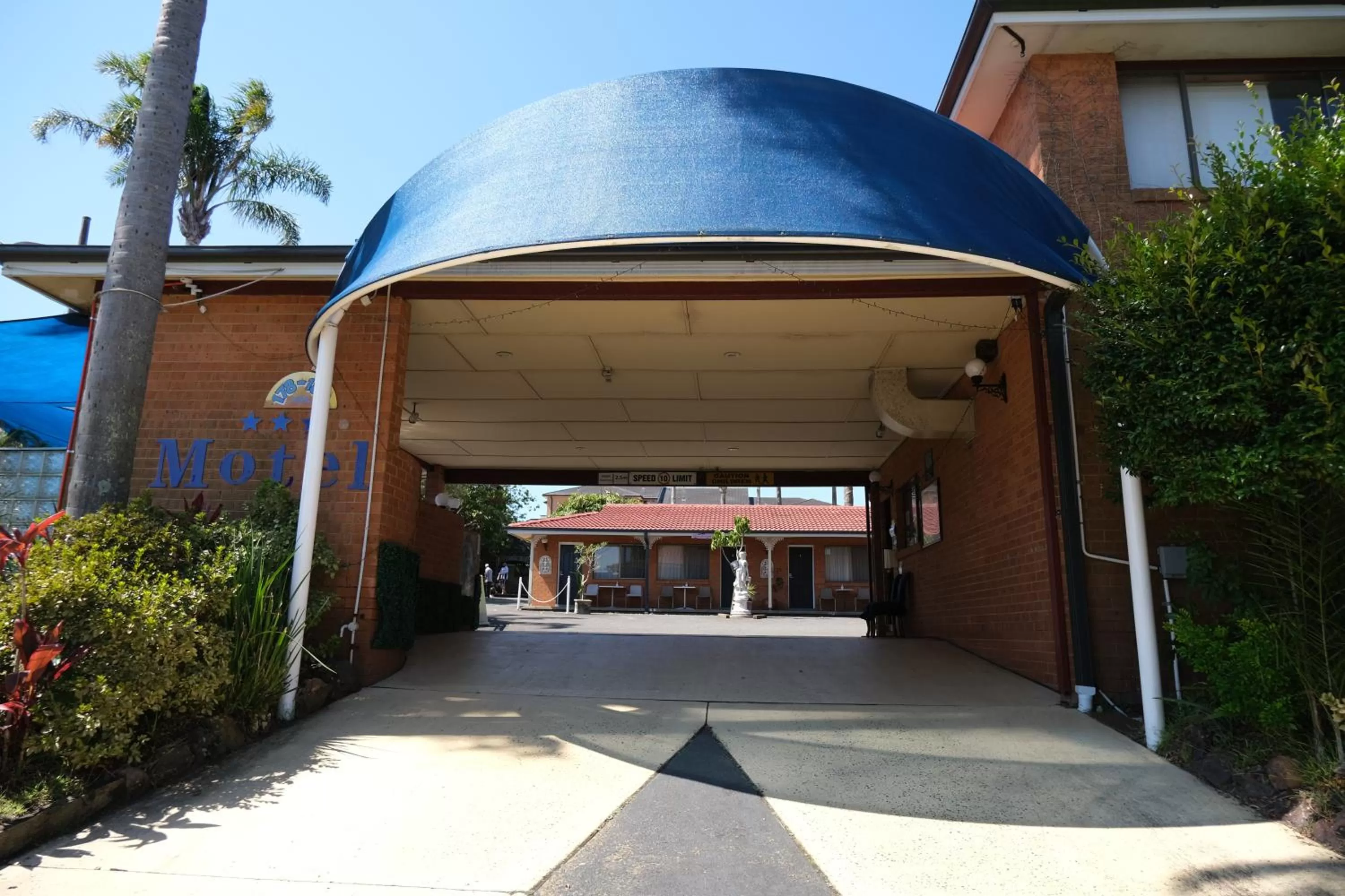 Facade/entrance in Sapphire Palms Motel
