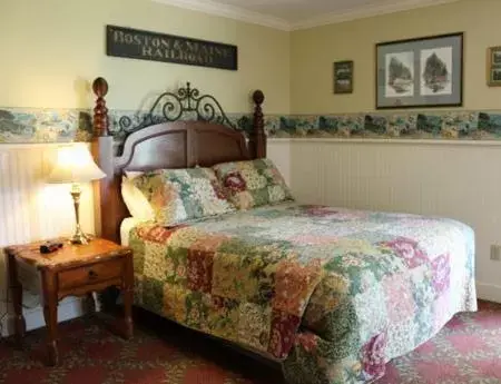 Queen Room in Kearsarge Inn