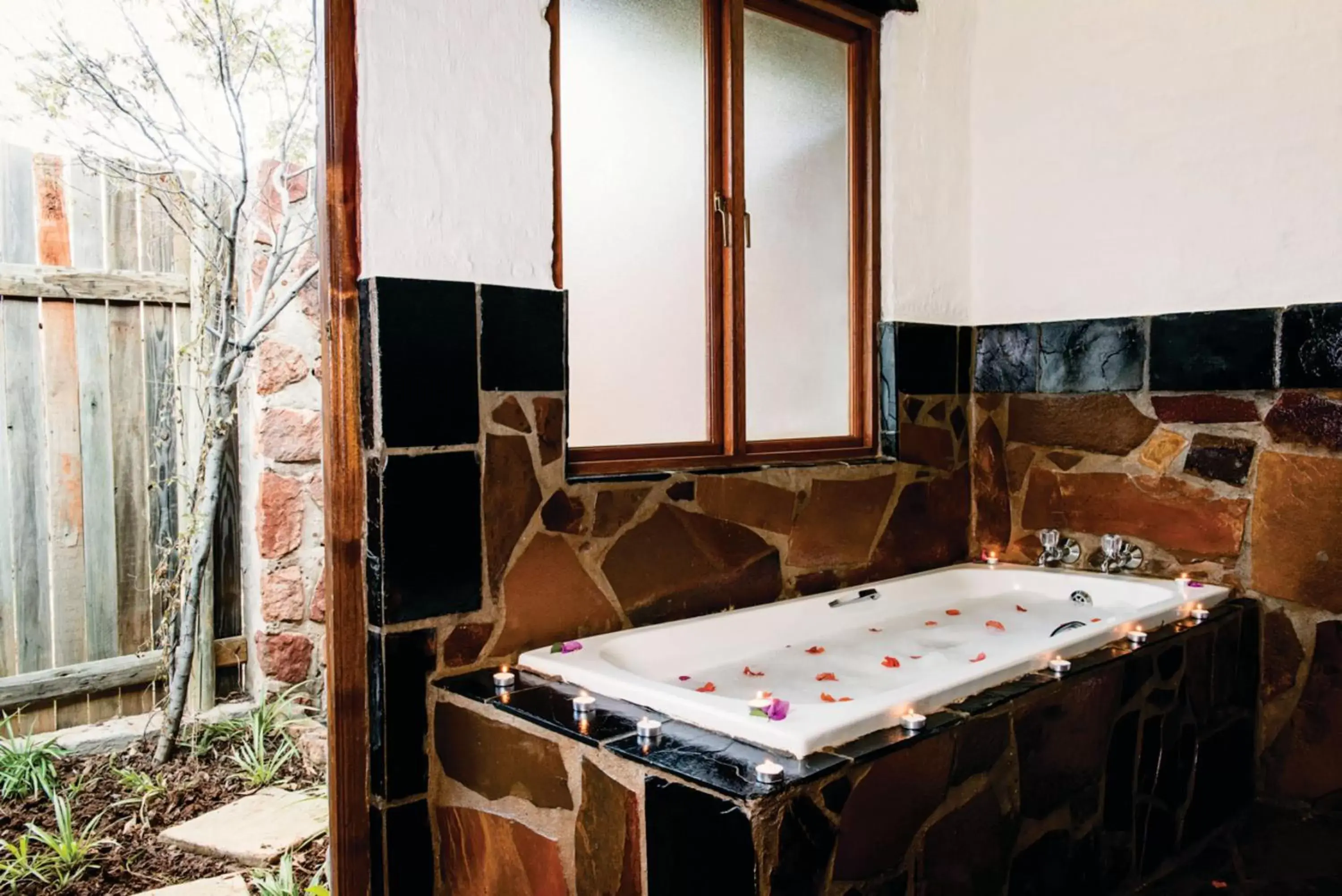 Bathroom, TV/Entertainment Center in Misty Hills Country Hotel, Conference Centre & Spa