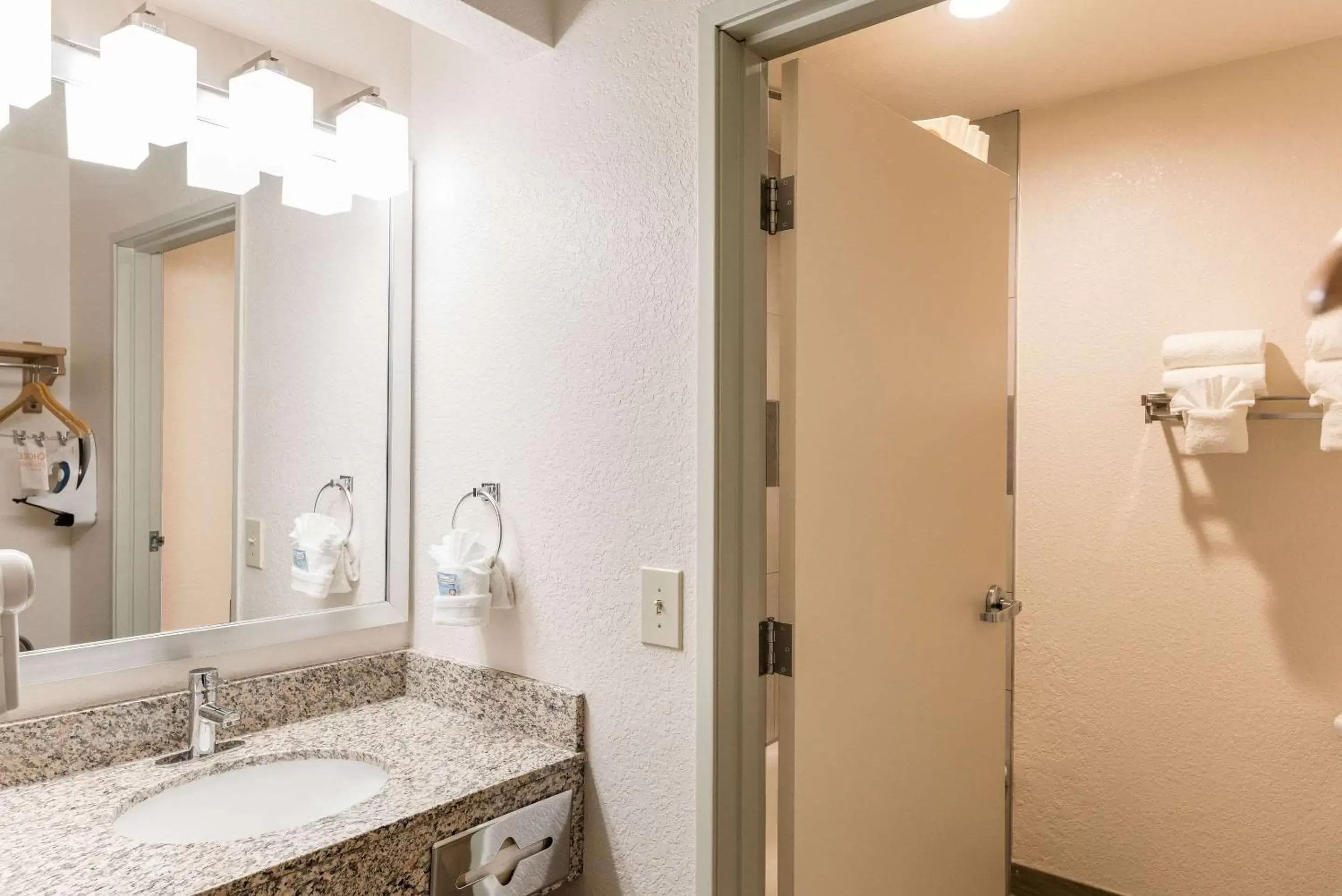 Bedroom, Bathroom in Quality Inn Near Grand Canyon