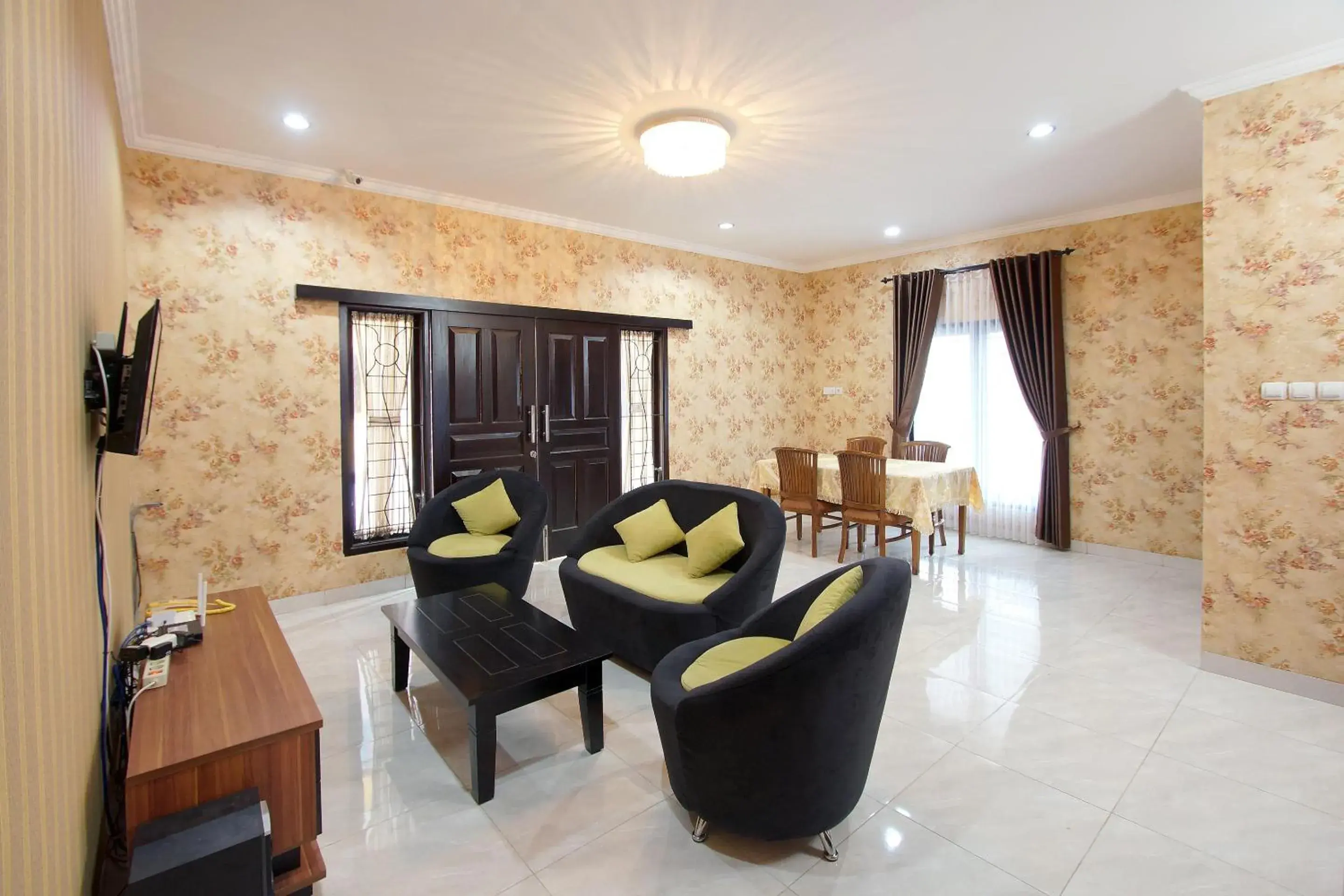 Communal lounge/ TV room, Seating Area in OYO 347 Bayang Brothers Residence