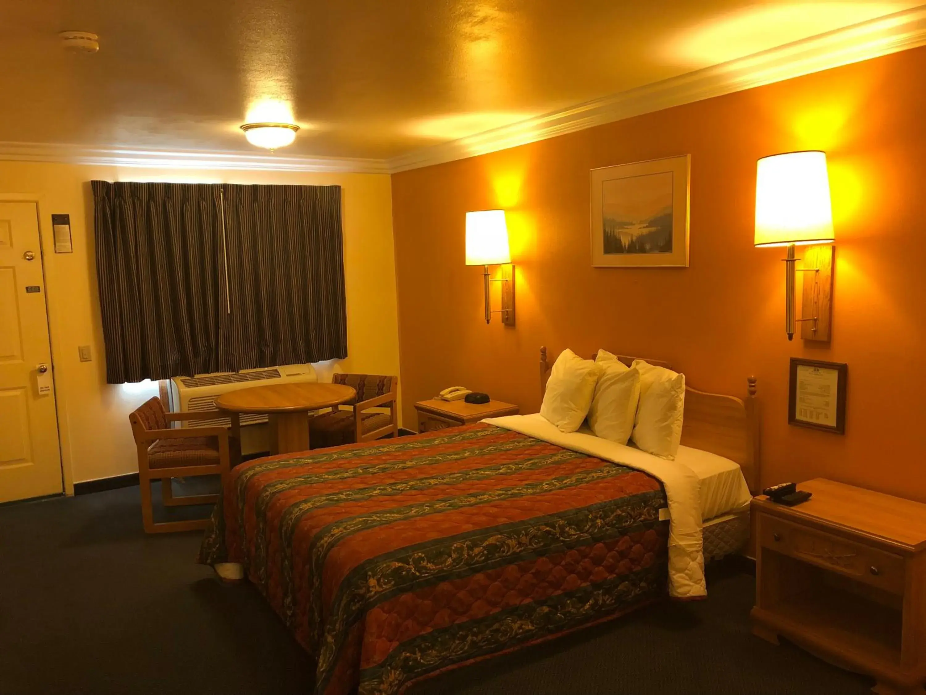 Bed in Americas Best Value Inn Mojave