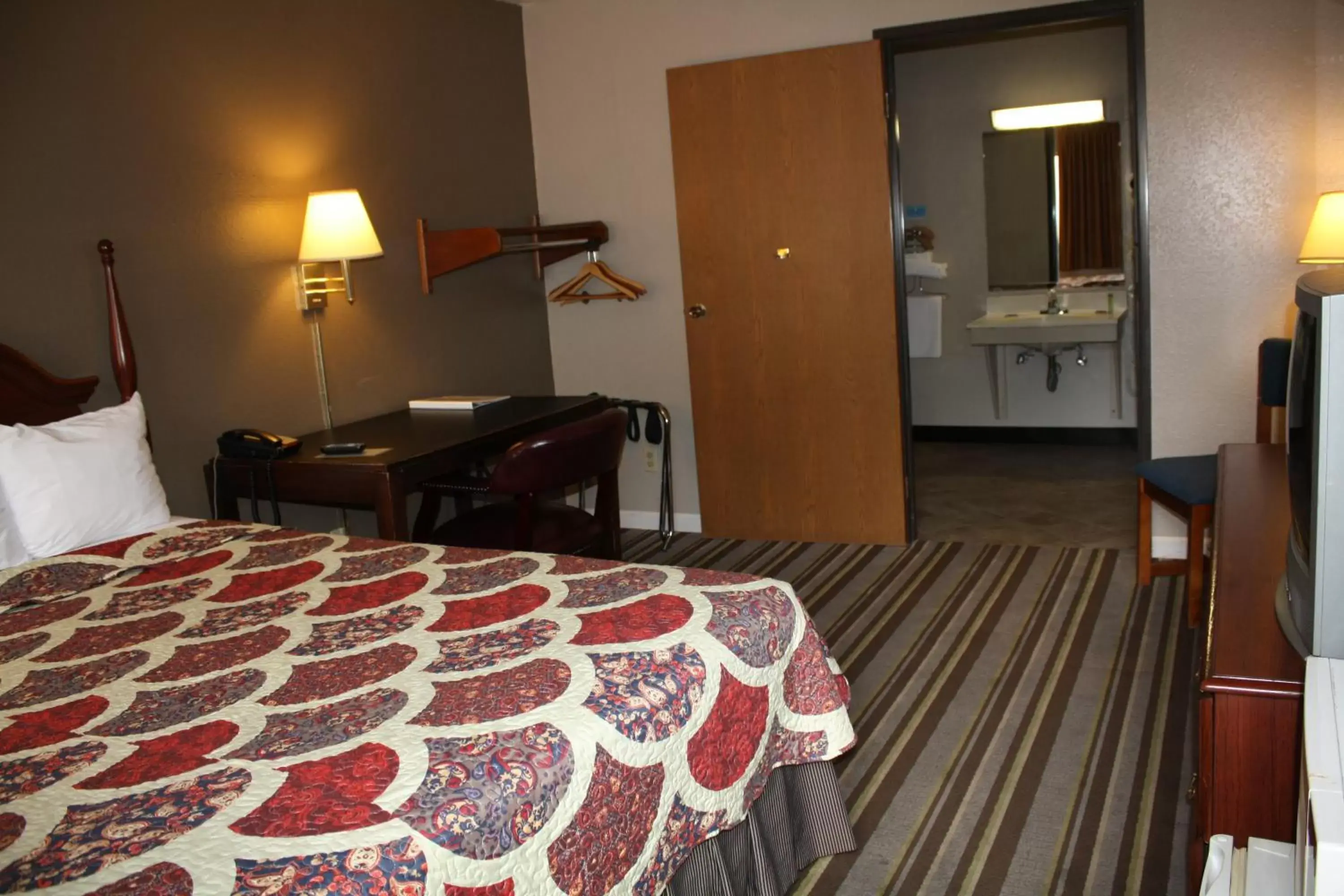 Bathroom, Bed in American Elite Inn