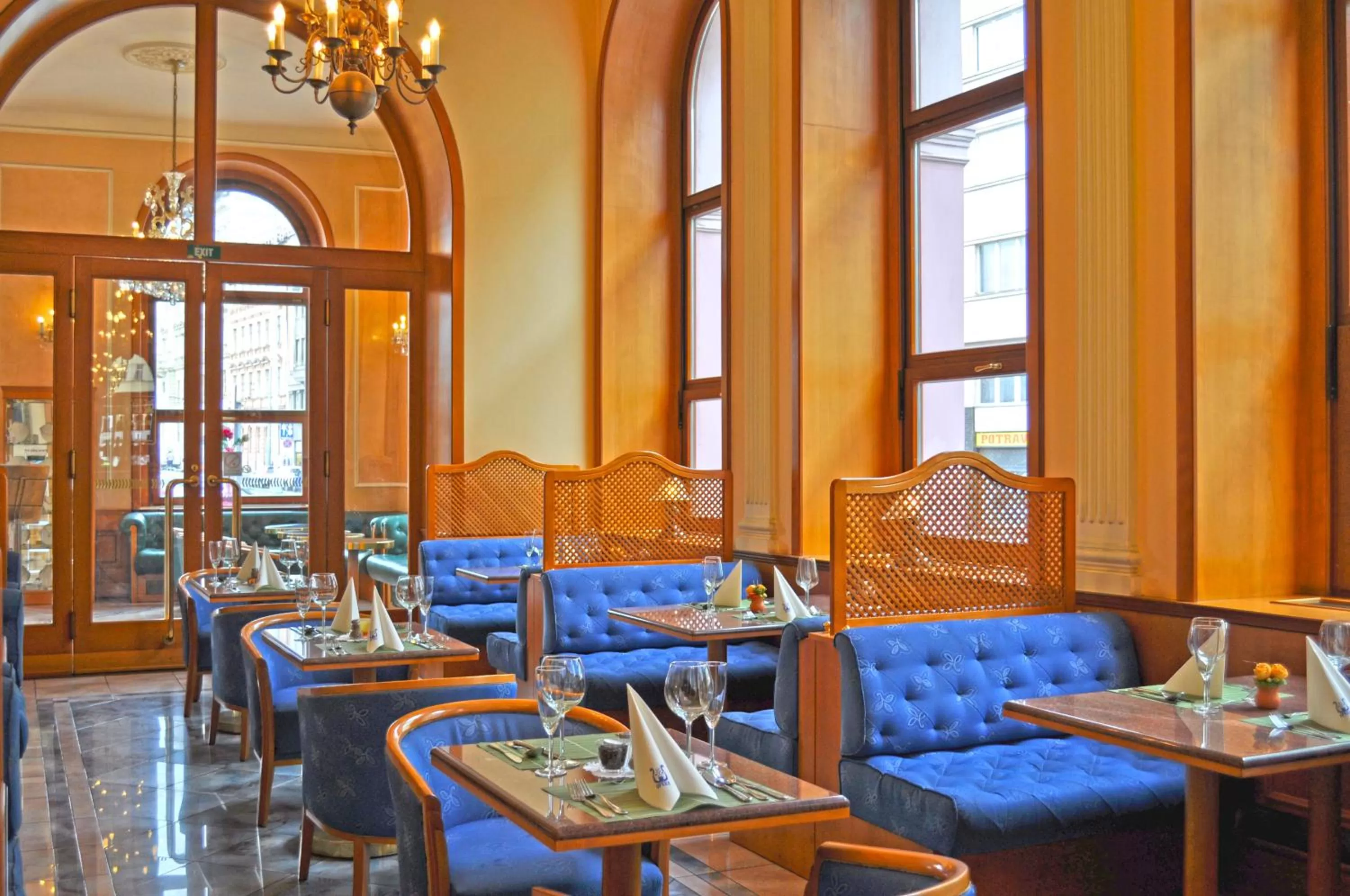 Restaurant/places to eat in Hotel Opera