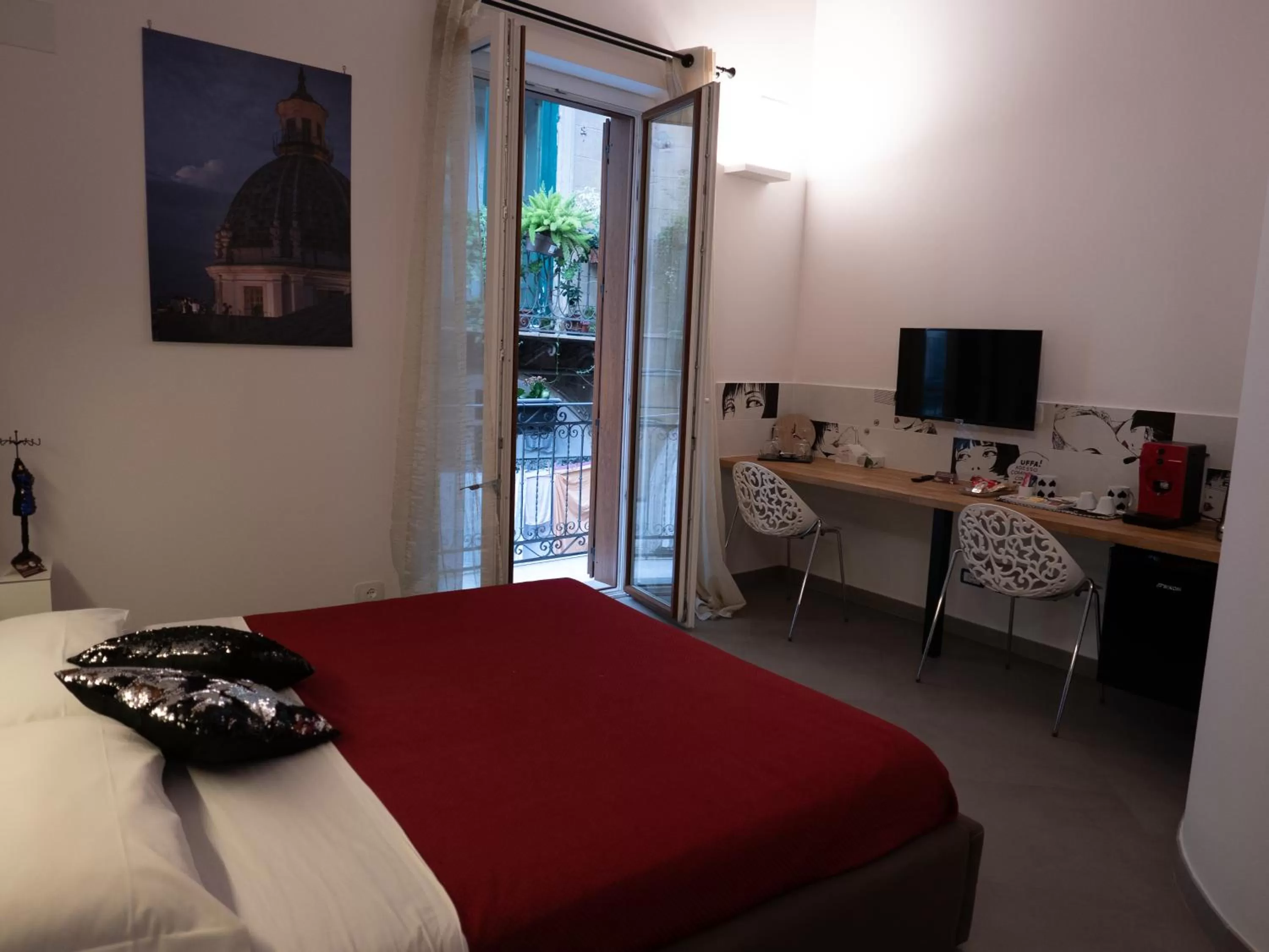 TV and multimedia, Bed in San Francesco Rooms and Apartment with Terrace in Palermo Locazione Turistica