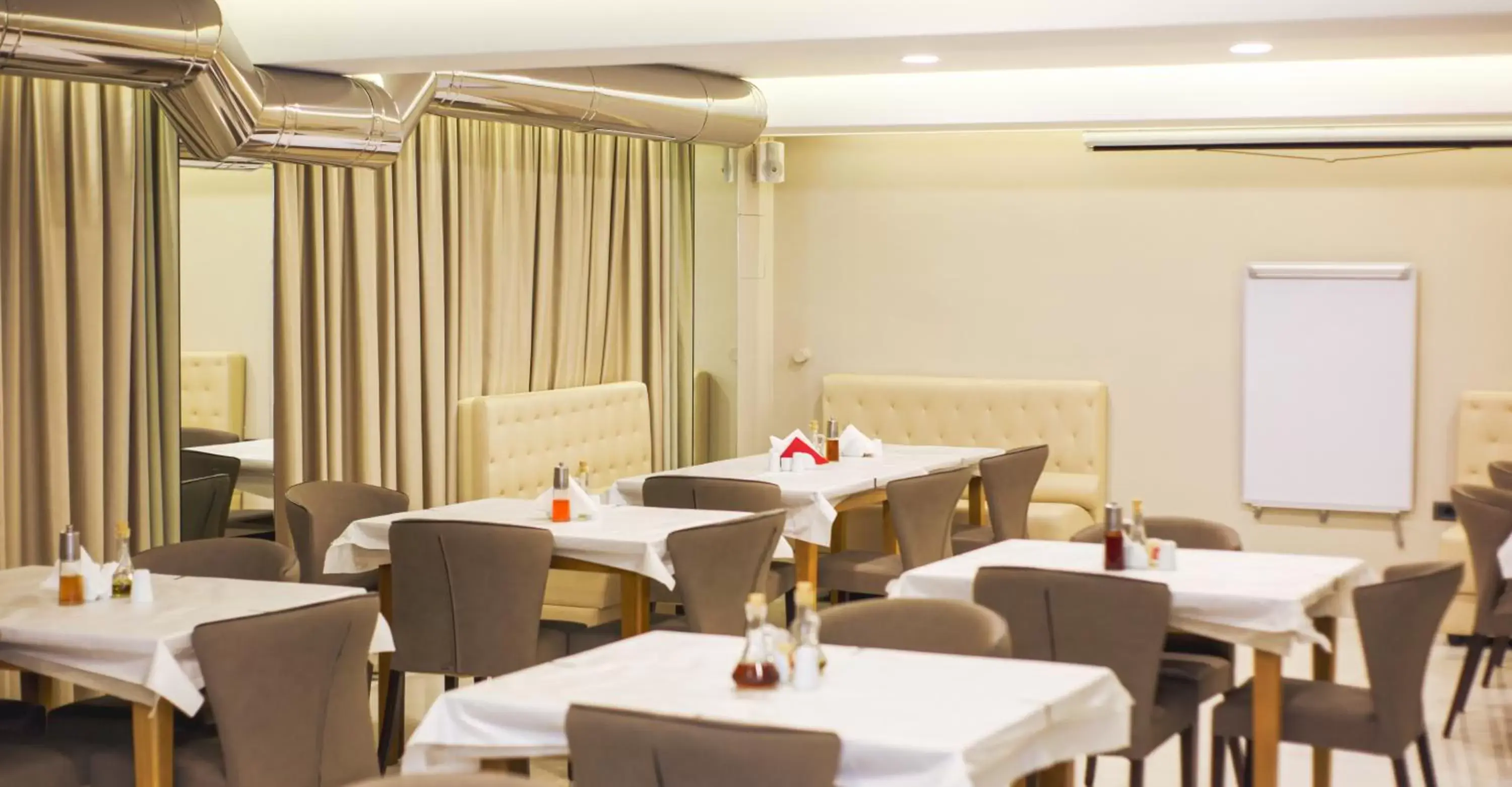 Restaurant/places to eat in Senator Hotel Restaurant/places to eat in Senator Hotel