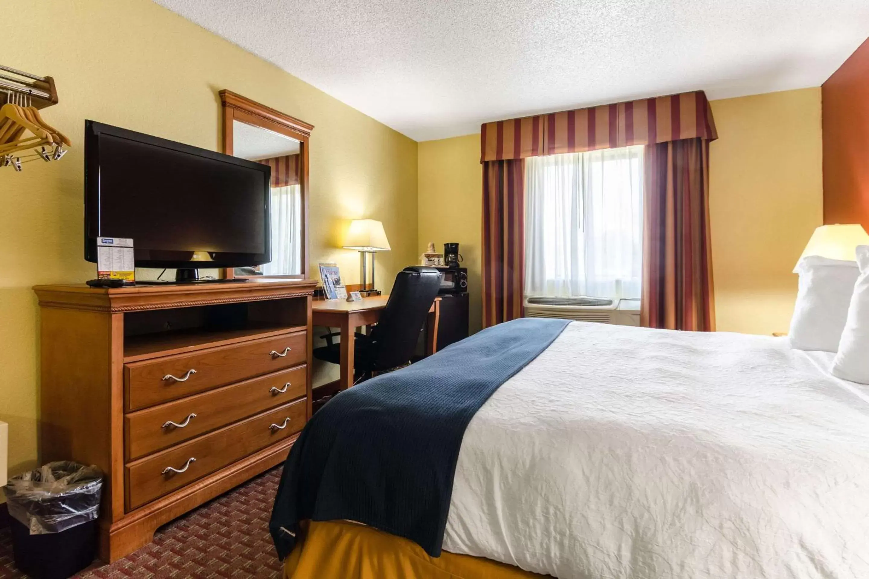 Photo of the whole room, Bed in Rodeway Inn & Suites Jacksonville near Camp Lejeune