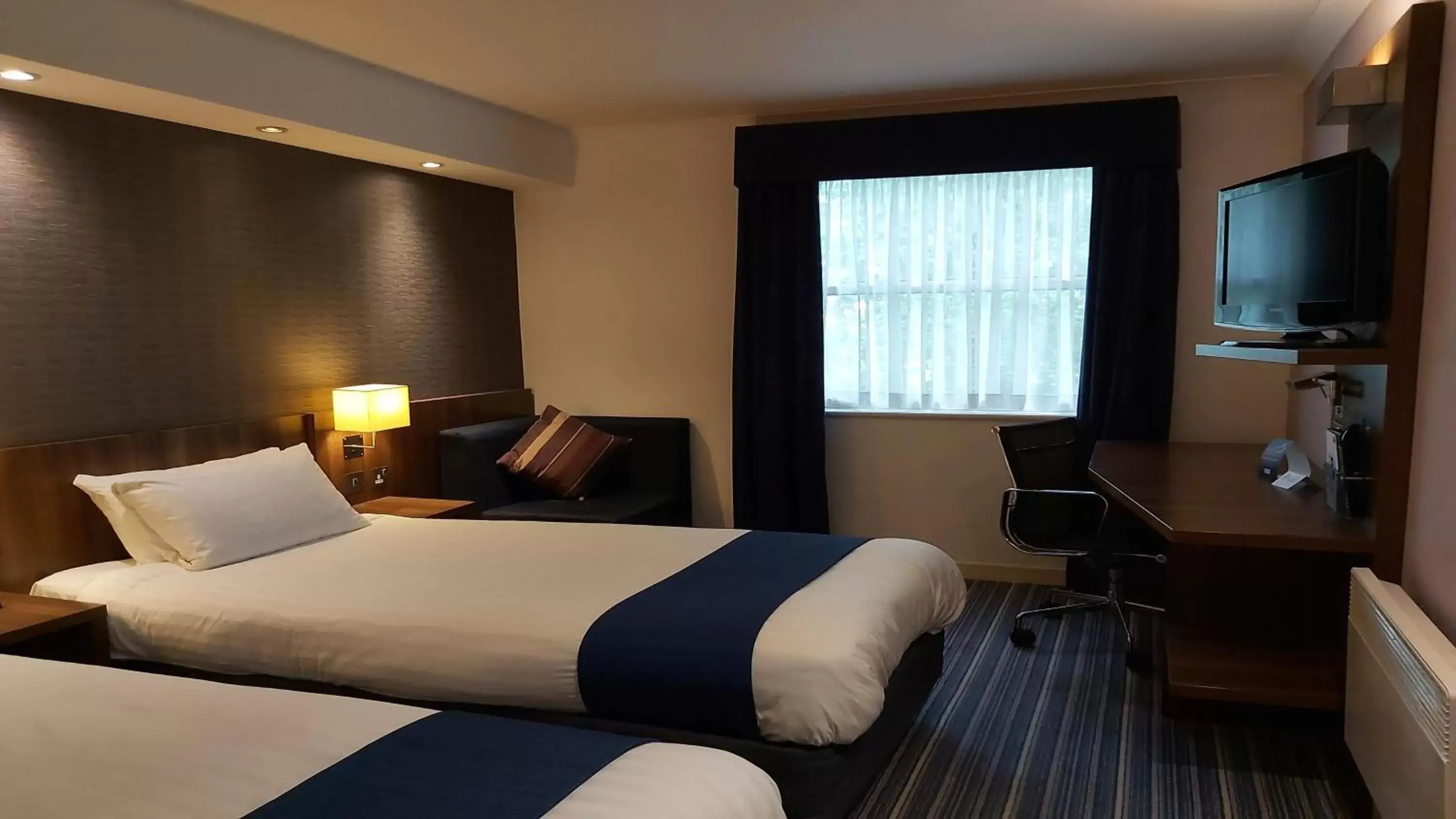 Photo of the whole room, Bed in Holiday Inn Express Glenrothes, an IHG Hotel