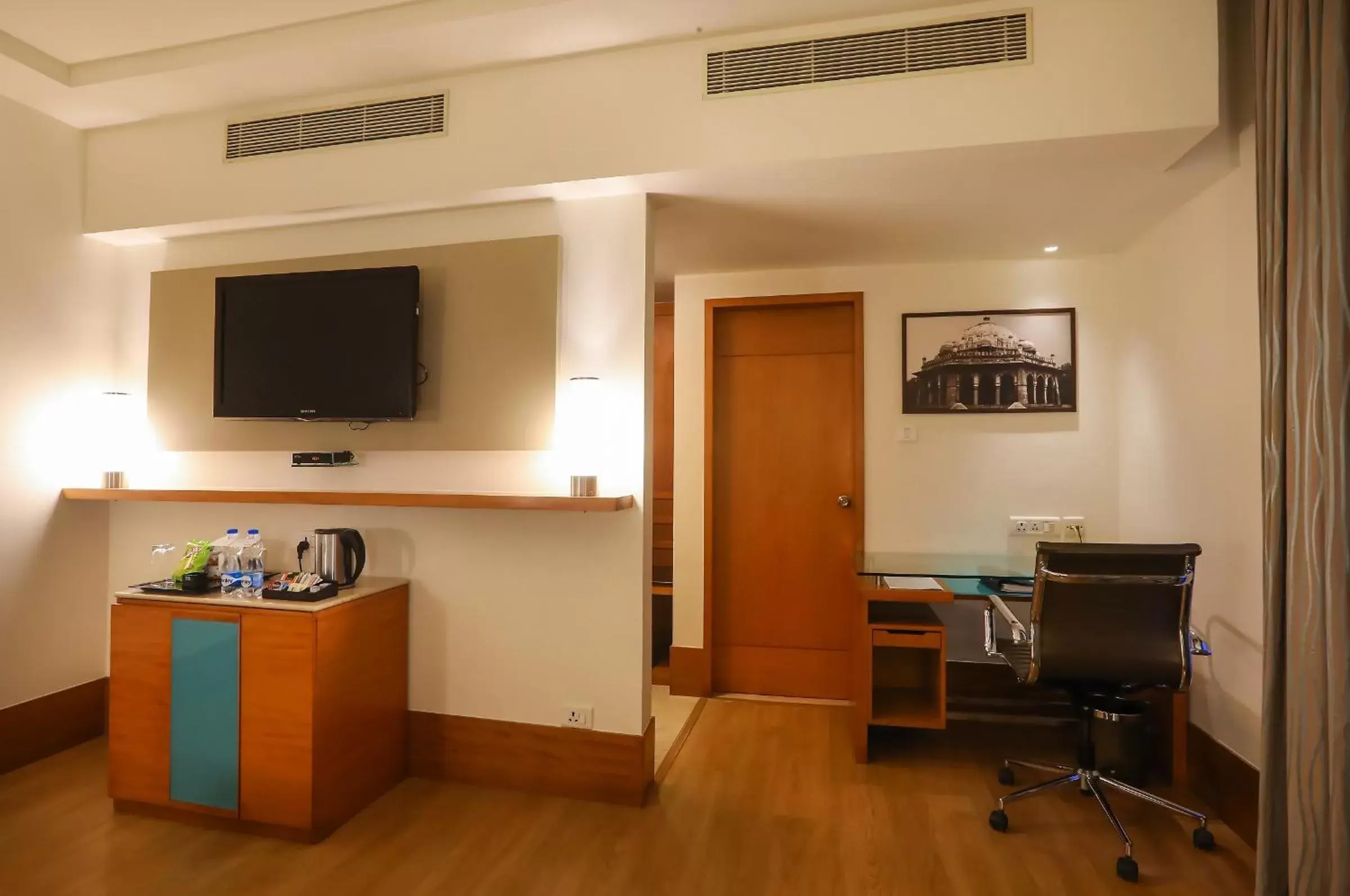 Bedroom, TV/Entertainment Center in Radisson Blu Hotel Chennai City Centre