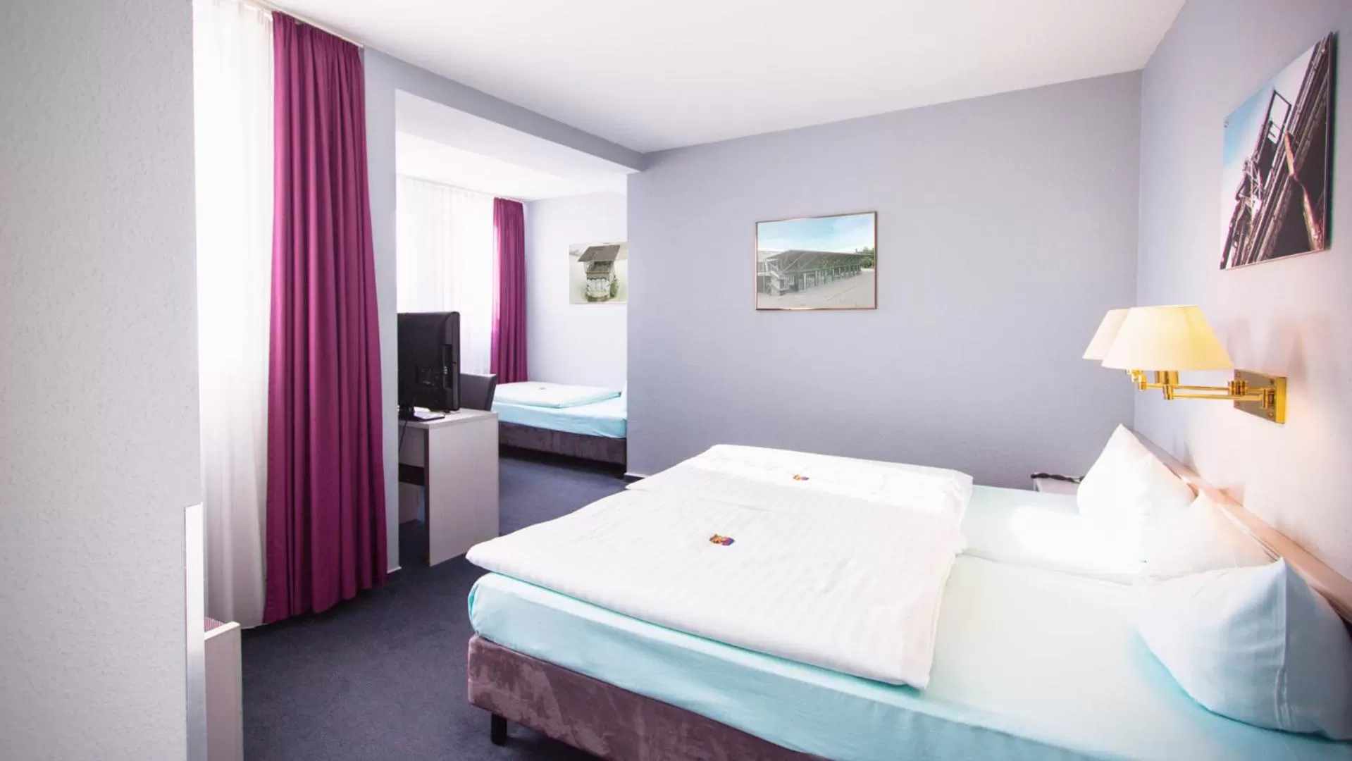 Photo of the whole room, Bed in Excelsior Bochum