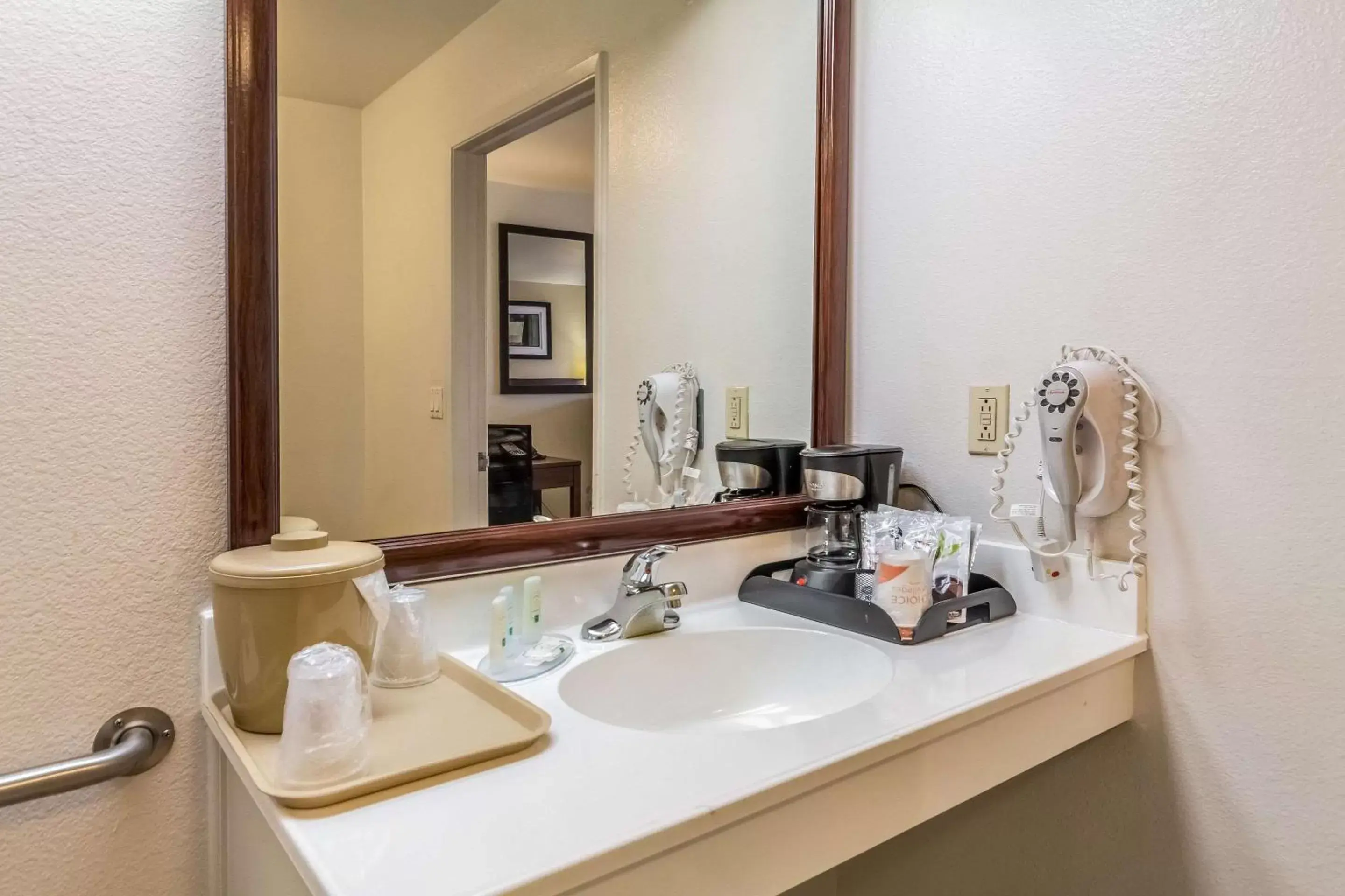 Photo of the whole room, Bathroom in Quality Inn Fresno Near University