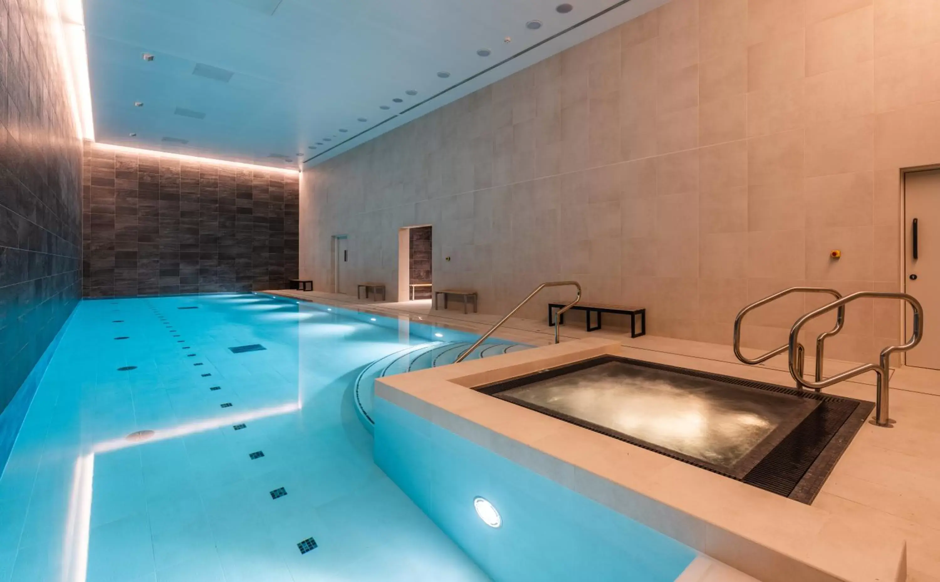 Hot Tub, Swimming Pool in CitySuites Two Aparthotel