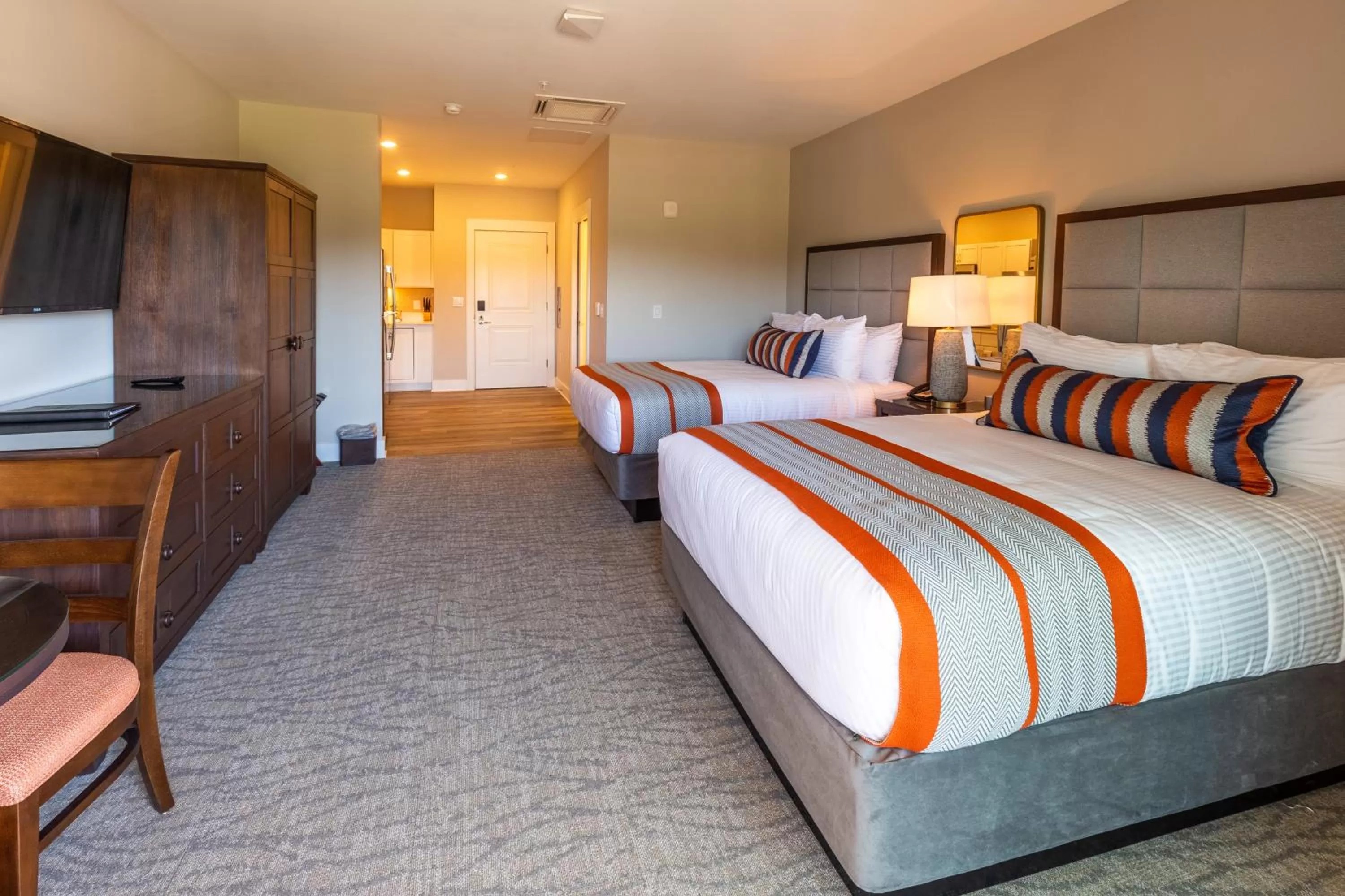 Photo of the whole room, Bed in Lakeside Lodge Clemson