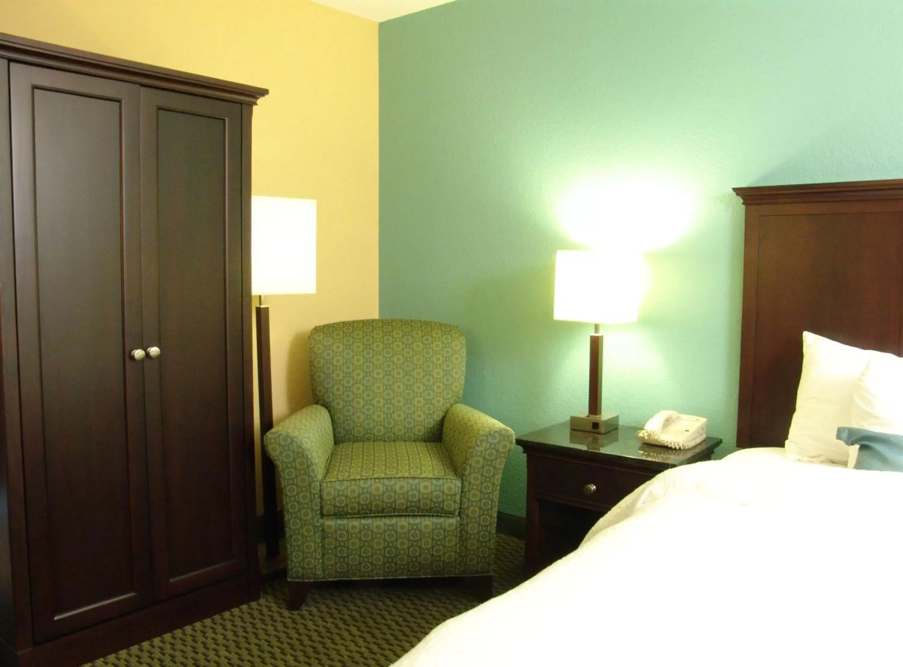 Bed, Seating Area in Hampton Inn Mobile/East Bay