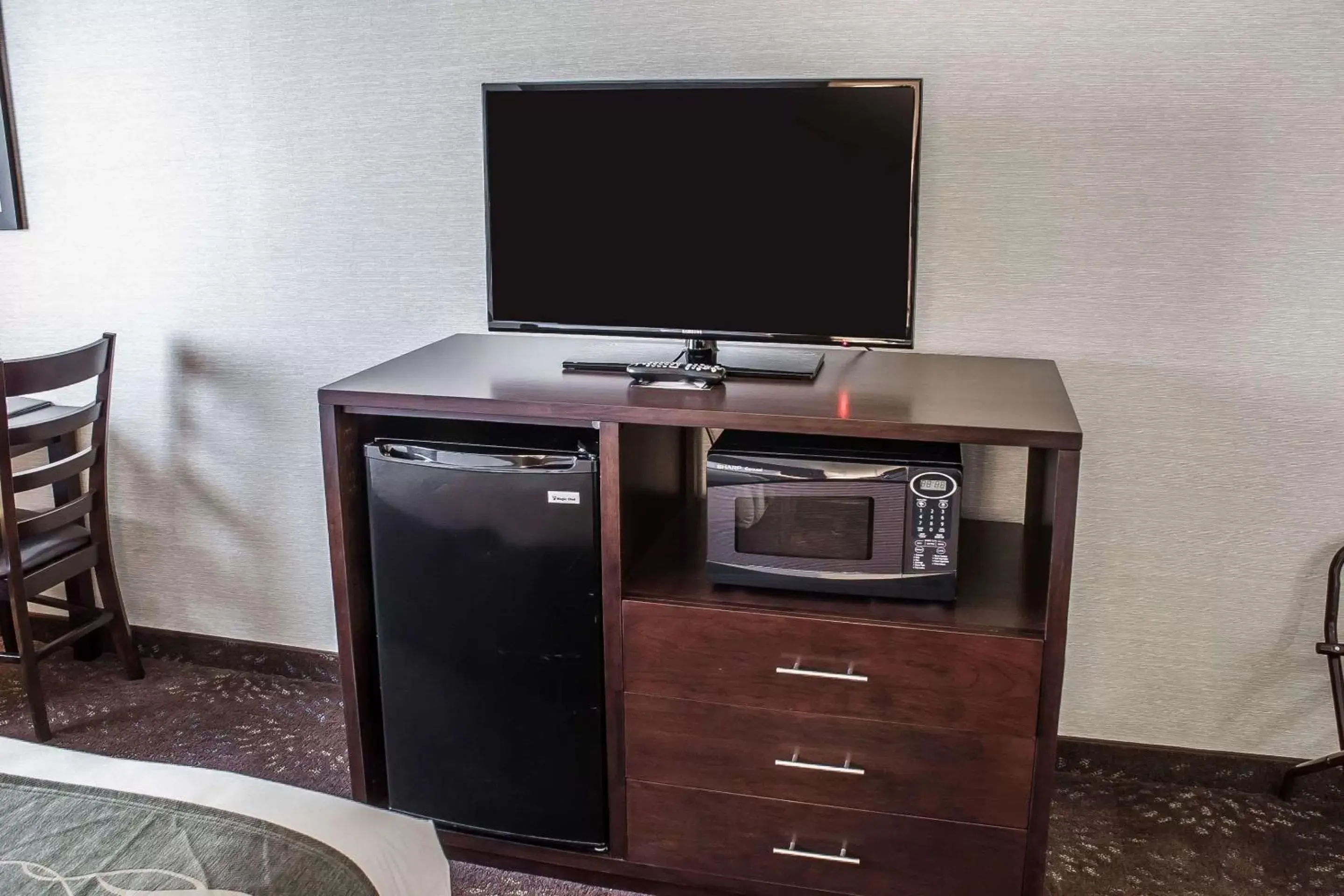 Photo of the whole room, TV/Entertainment Center in Comfort Inn Federal Way - Seattle