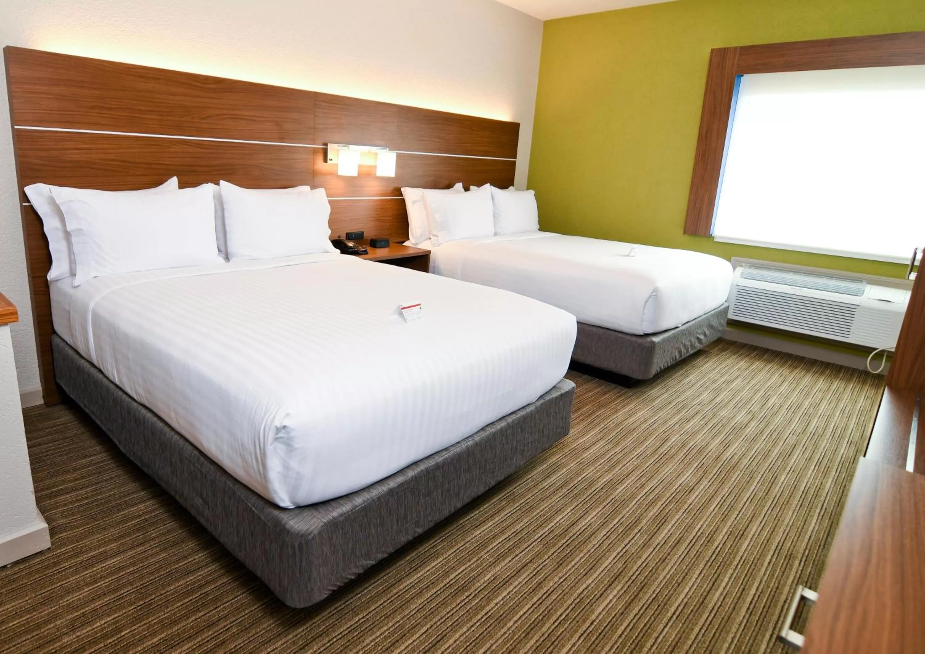 Photo of the whole room, Bed in Holiday Inn Express Hotel & Suites Port Clinton-Catawba Island by IHG