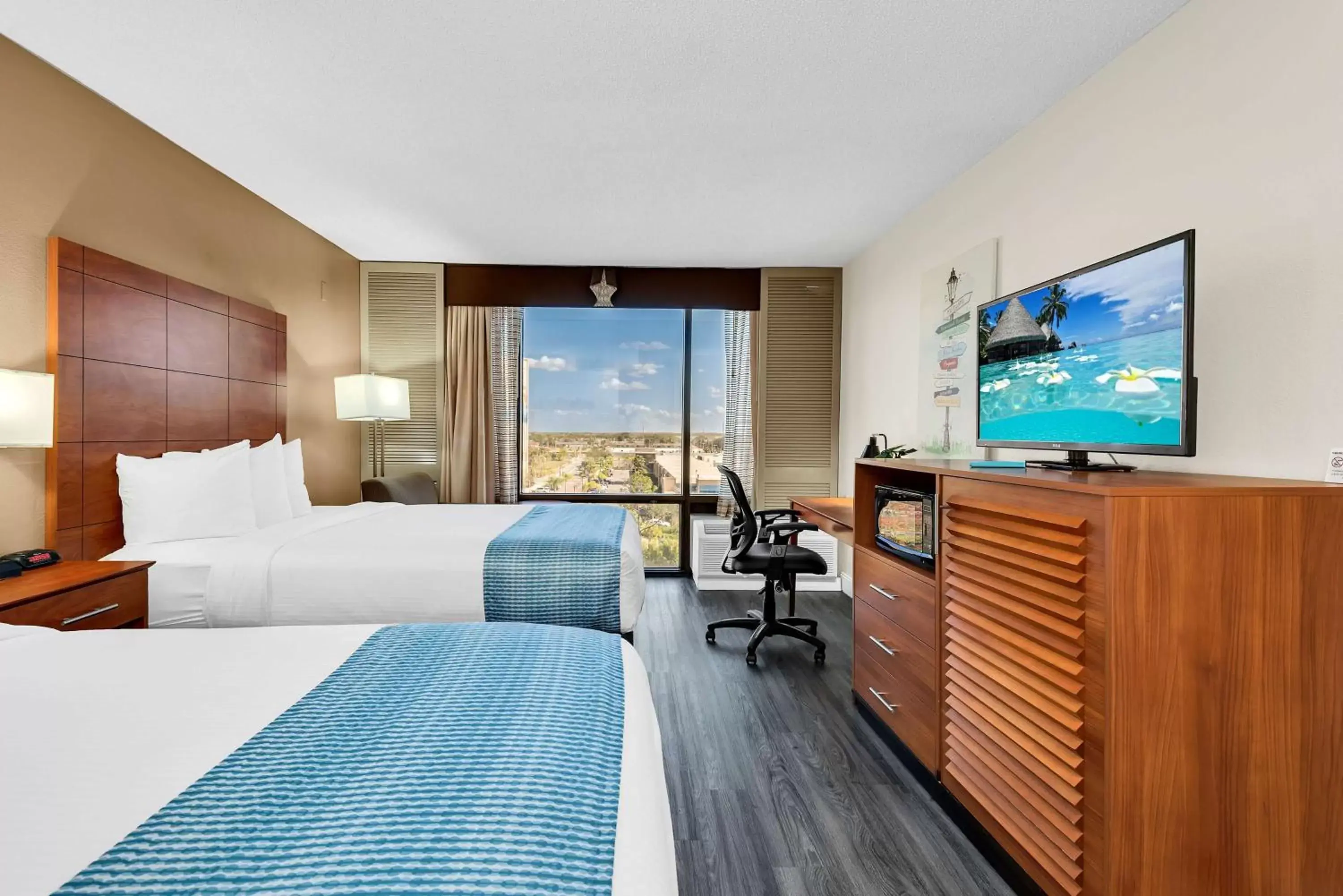 Bedroom, TV/Entertainment Center in Best Western Orlando Gateway Hotel