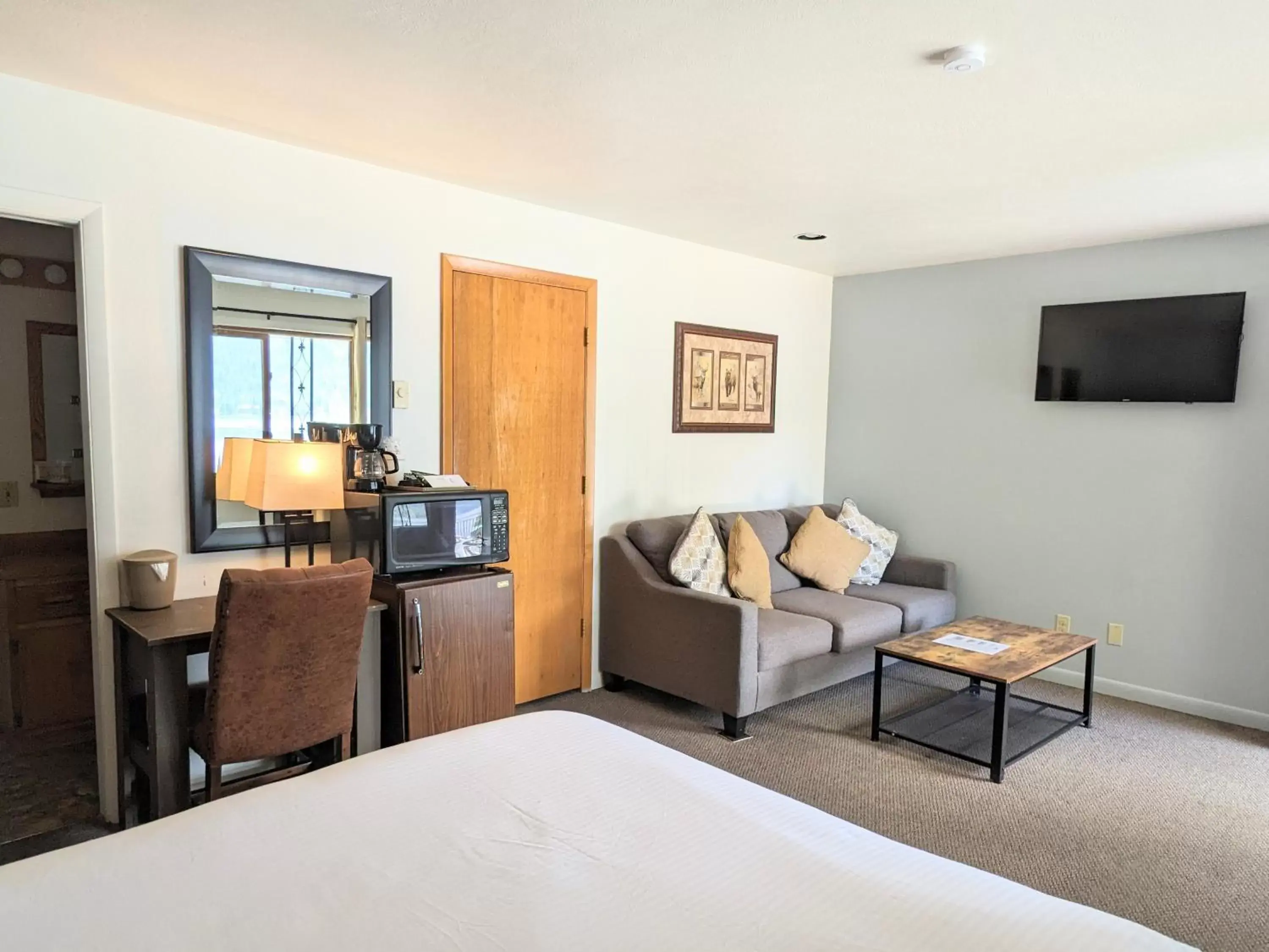 Bedroom, TV/Entertainment Center in Western Riviera Lakeside Lodging