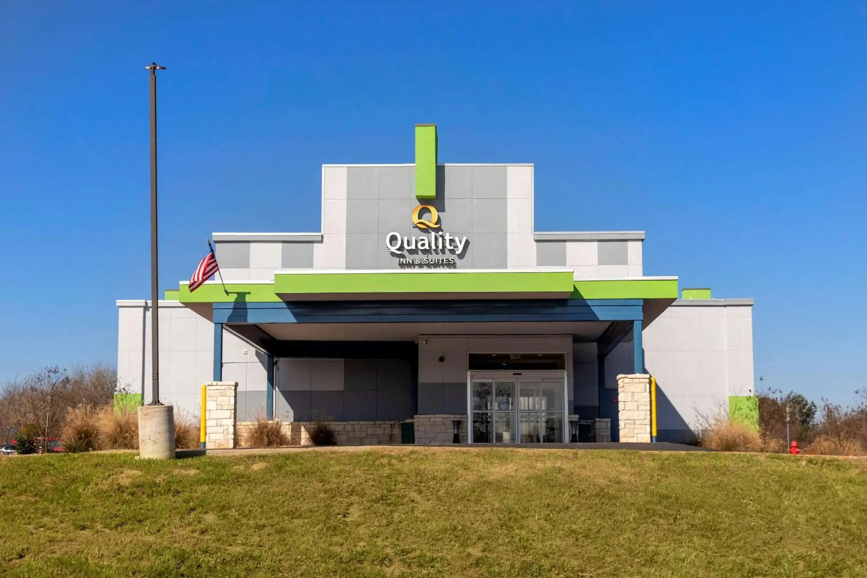 Property Building in Quality Inn & Suites Elgin by Choice Hotels