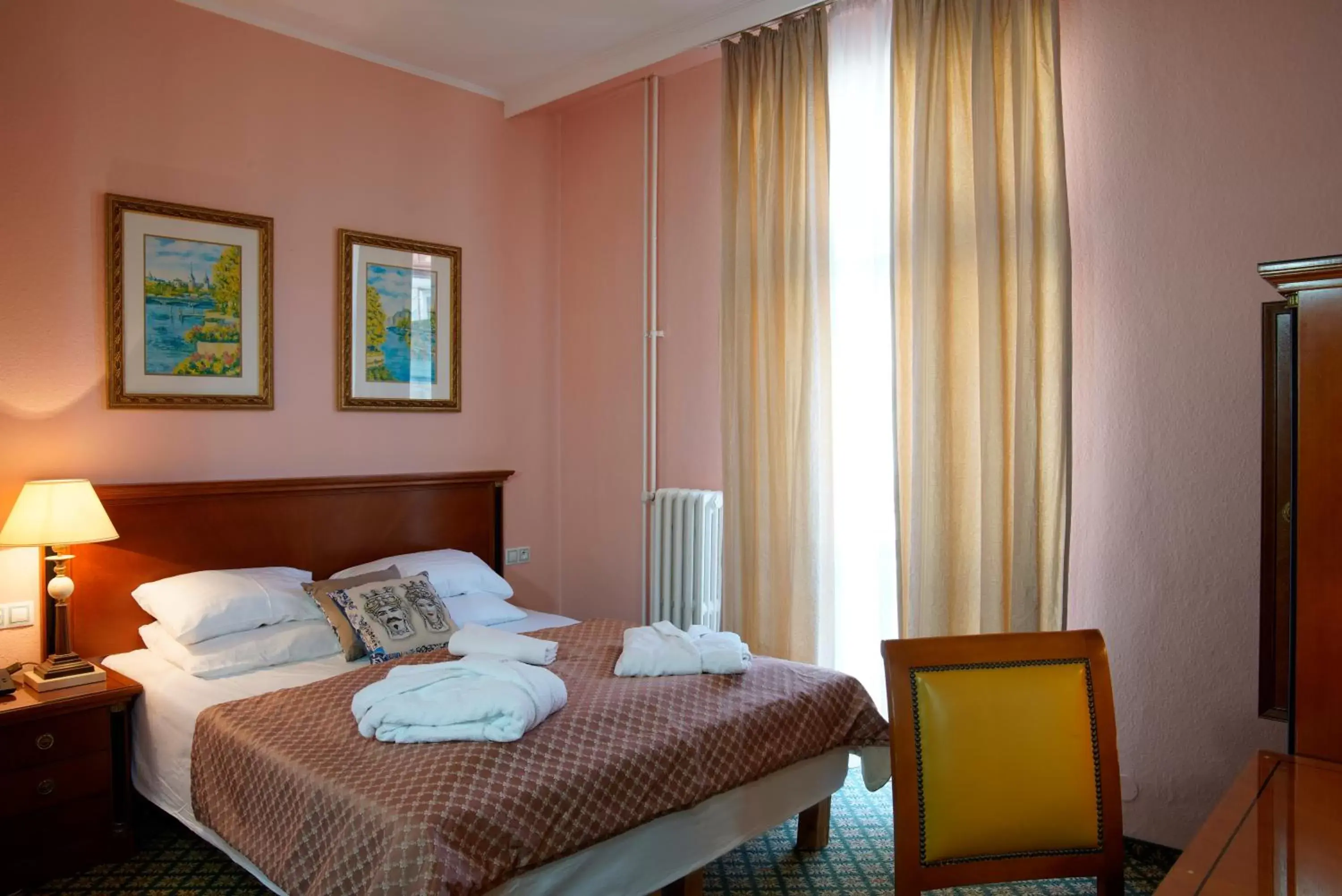 Superior Double or Twin Room with Balcony in Hotel Villa Lauretta Superior Double or Twin Room with Balcony in Hotel Villa Lauretta