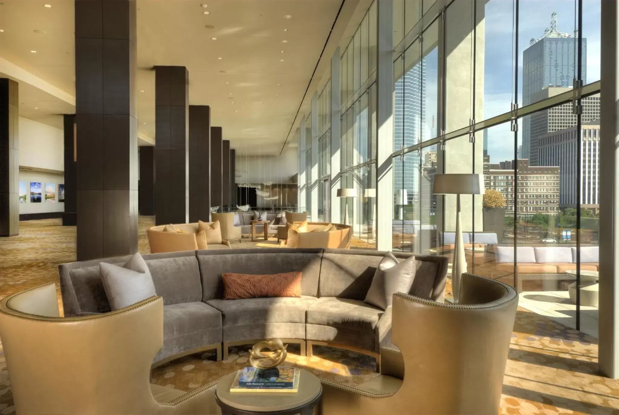 Meeting/conference room, Lounge/Bar in Omni Dallas Hotel