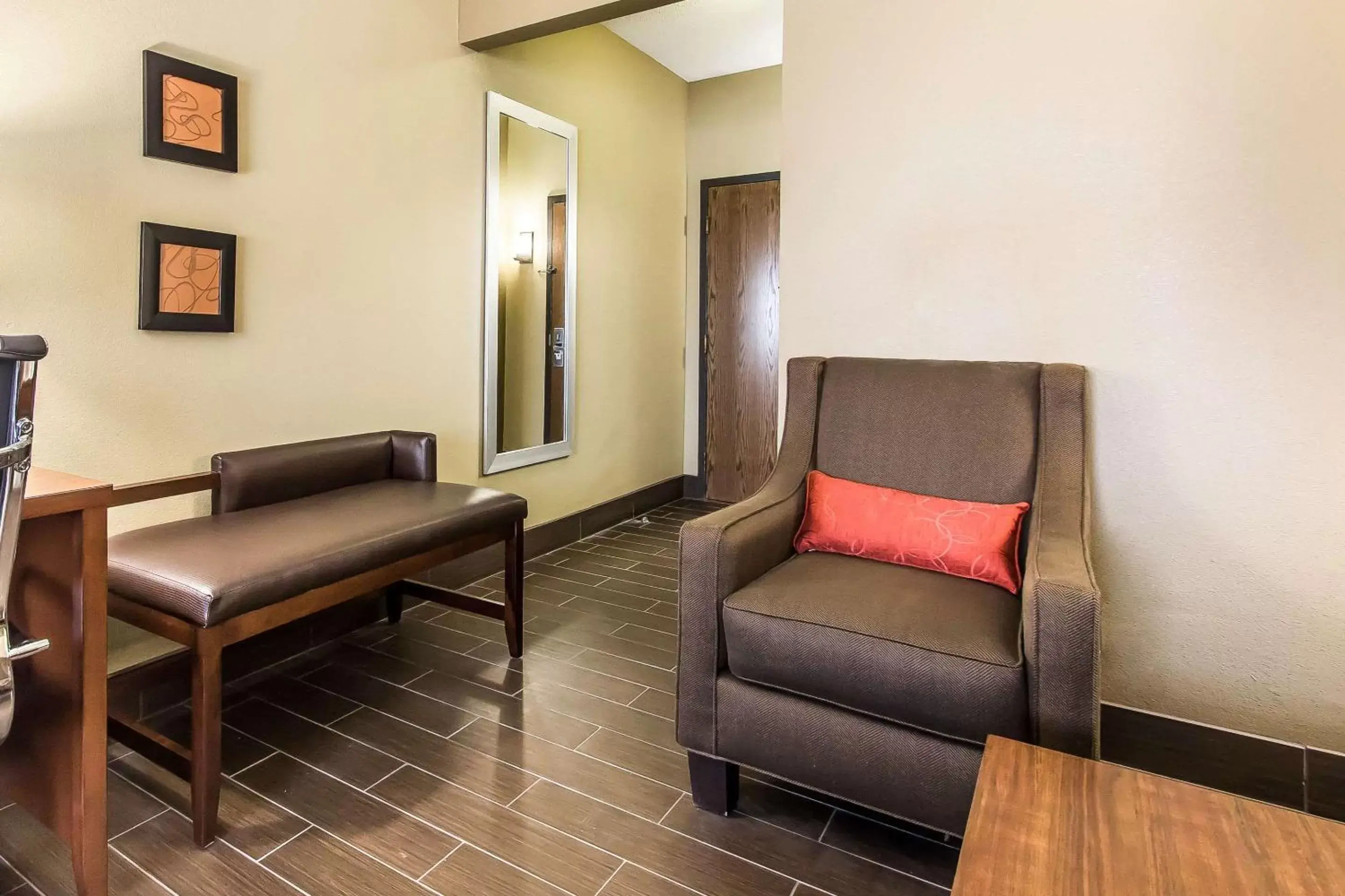 Photo of the whole room, Seating Area in Comfort Suites Effingham