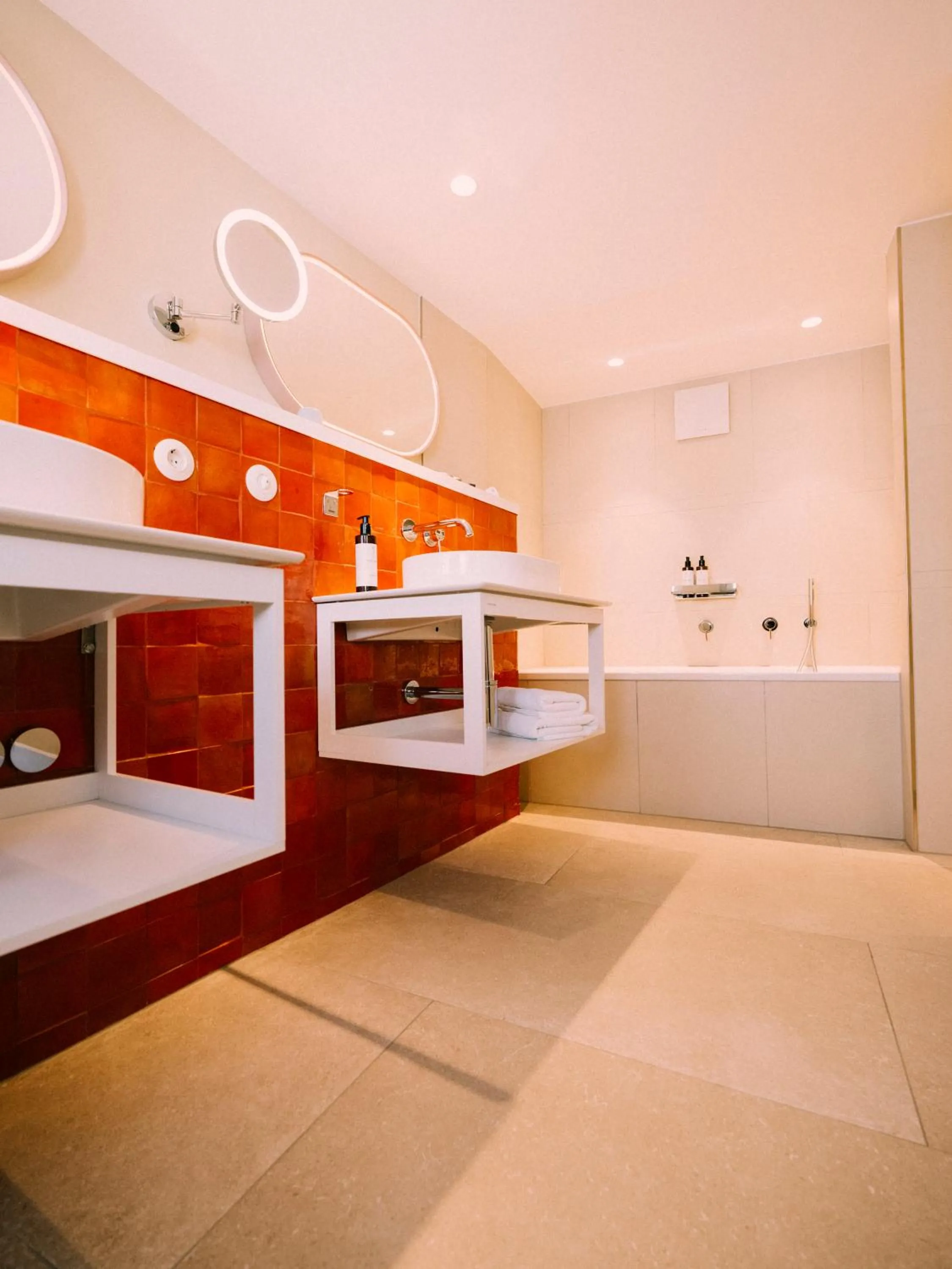 Shower, Bed in artHotel Blaue Gans