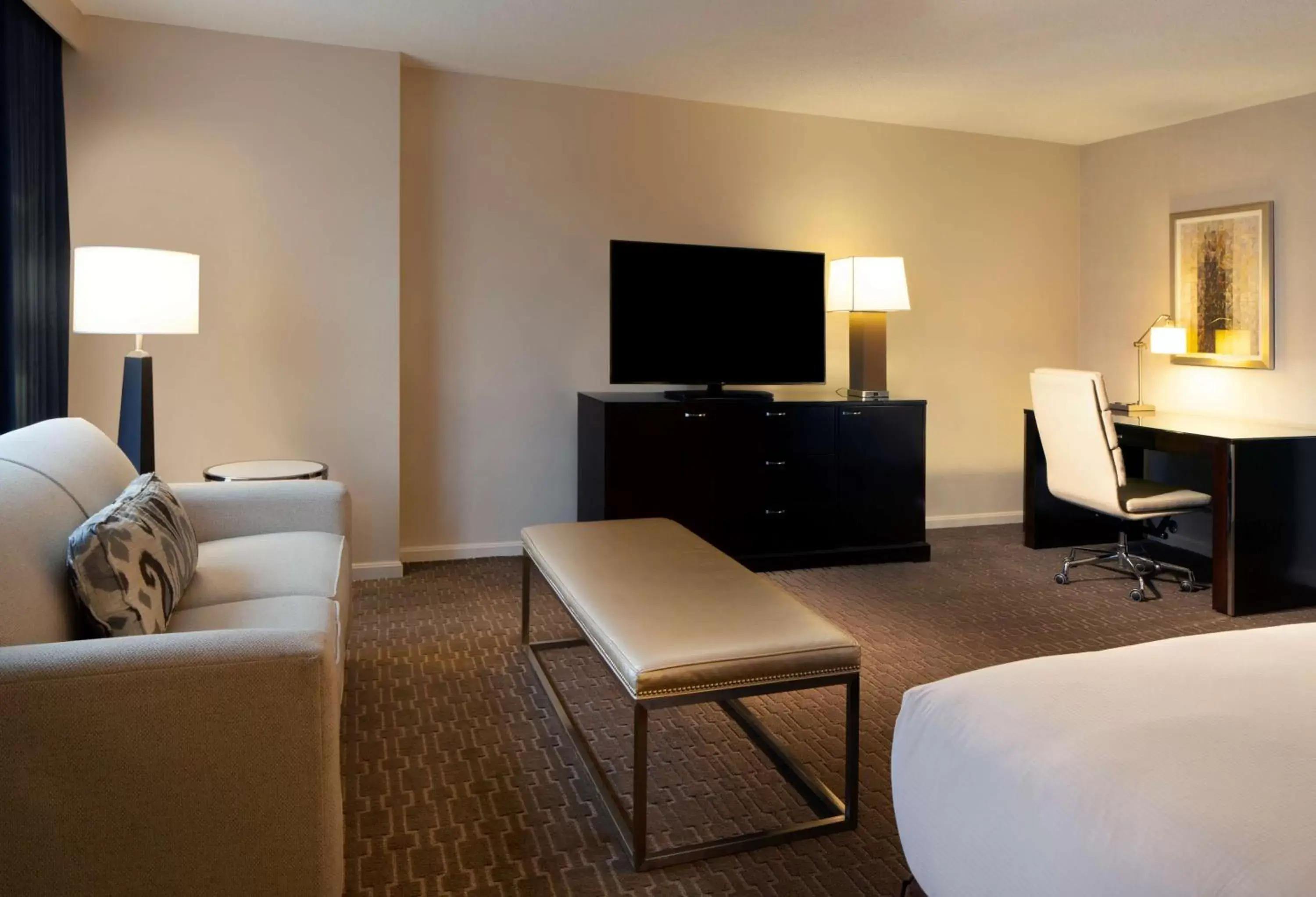 Bedroom, TV/Entertainment Center in Hilton Alexandria Old Town